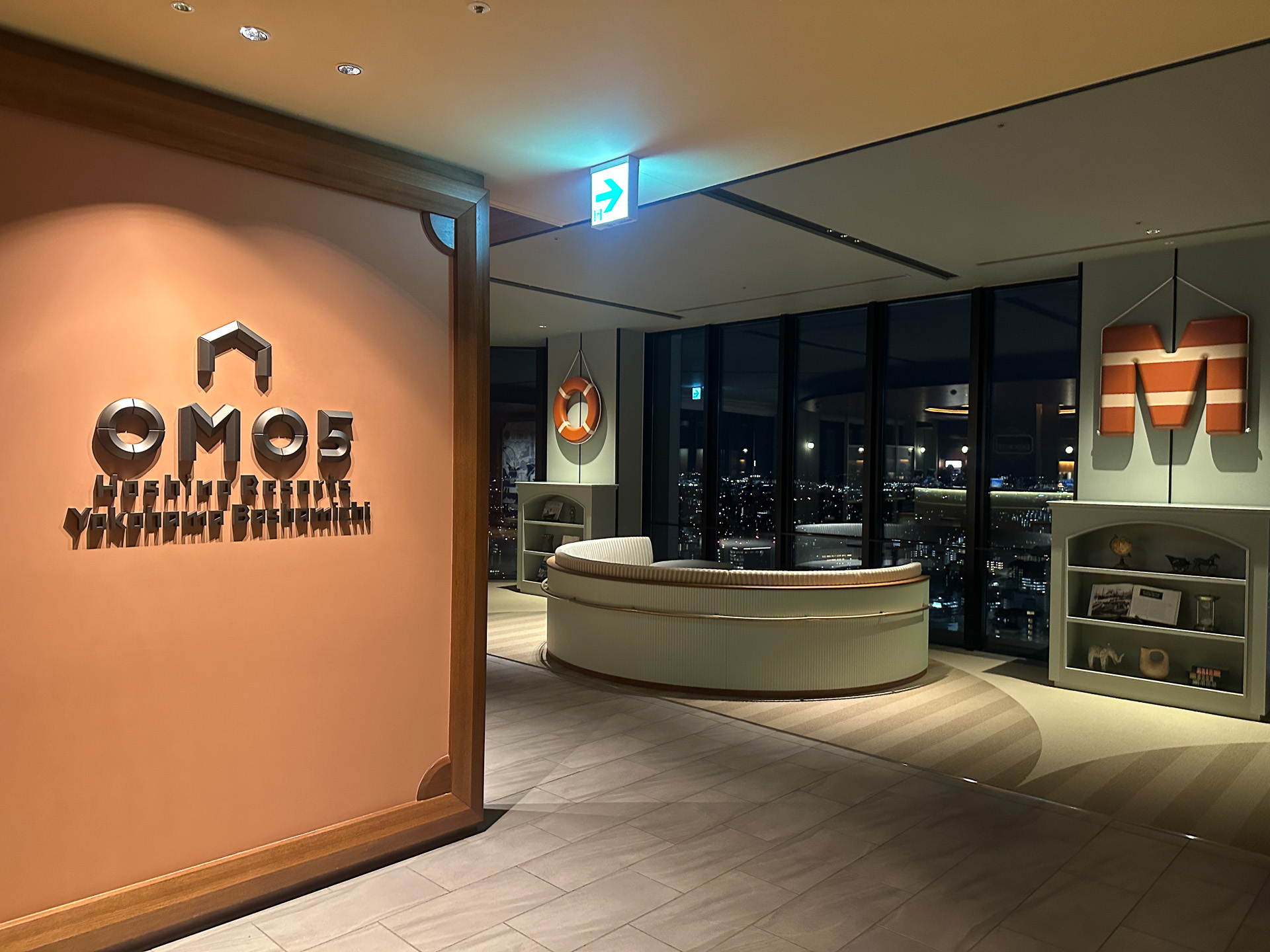 横浜の景色を360°楽しめる回廊式のパブリックスペース「OMOベース」。横浜の港町らしく「天空の船旅」をイメージした装飾があしらわれている