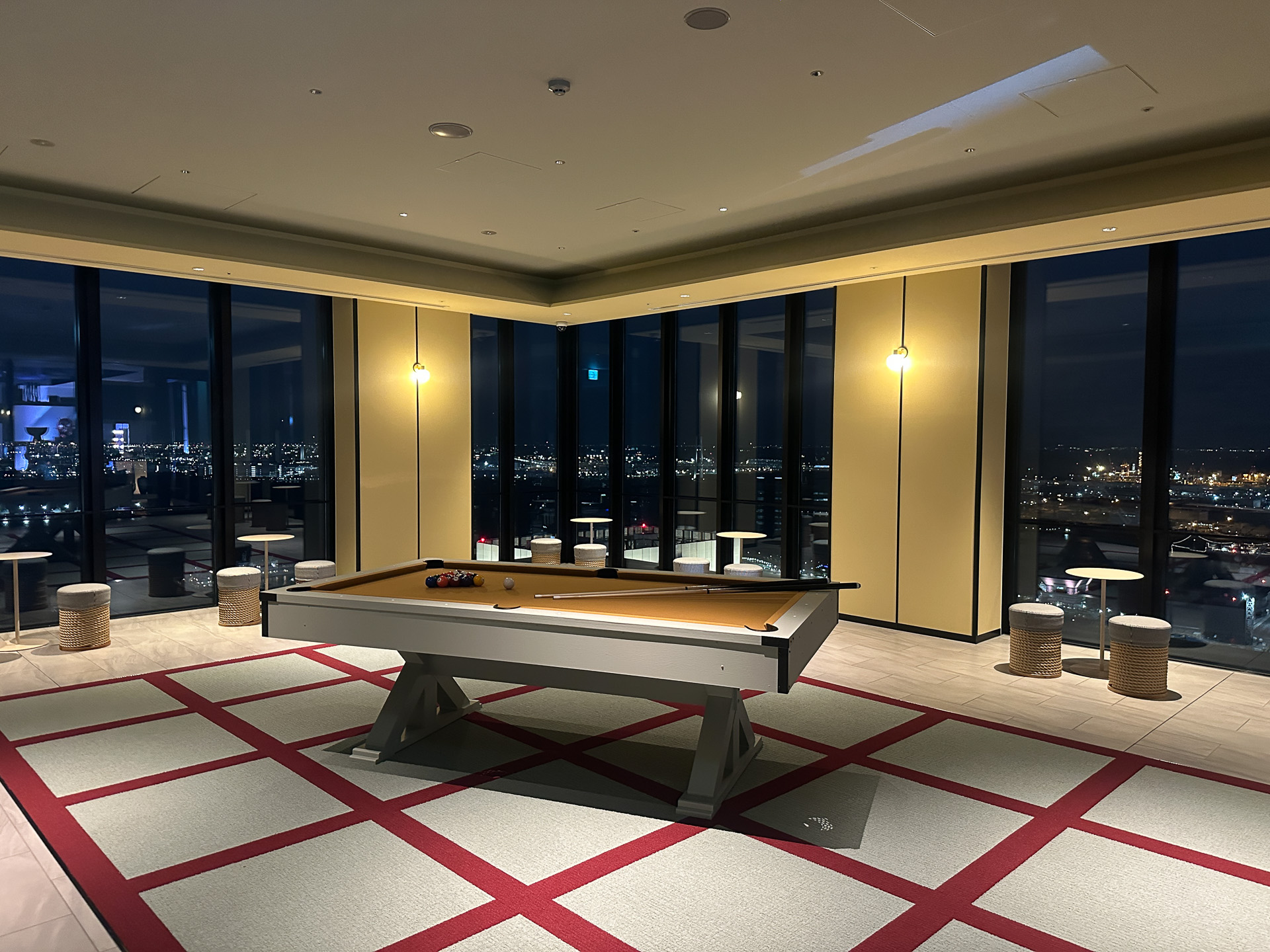 OMO5横浜馬車道では夜景だけではなく、宿泊者が無料で楽しめるアクティビティも多数用意されている（画像はビリヤード）