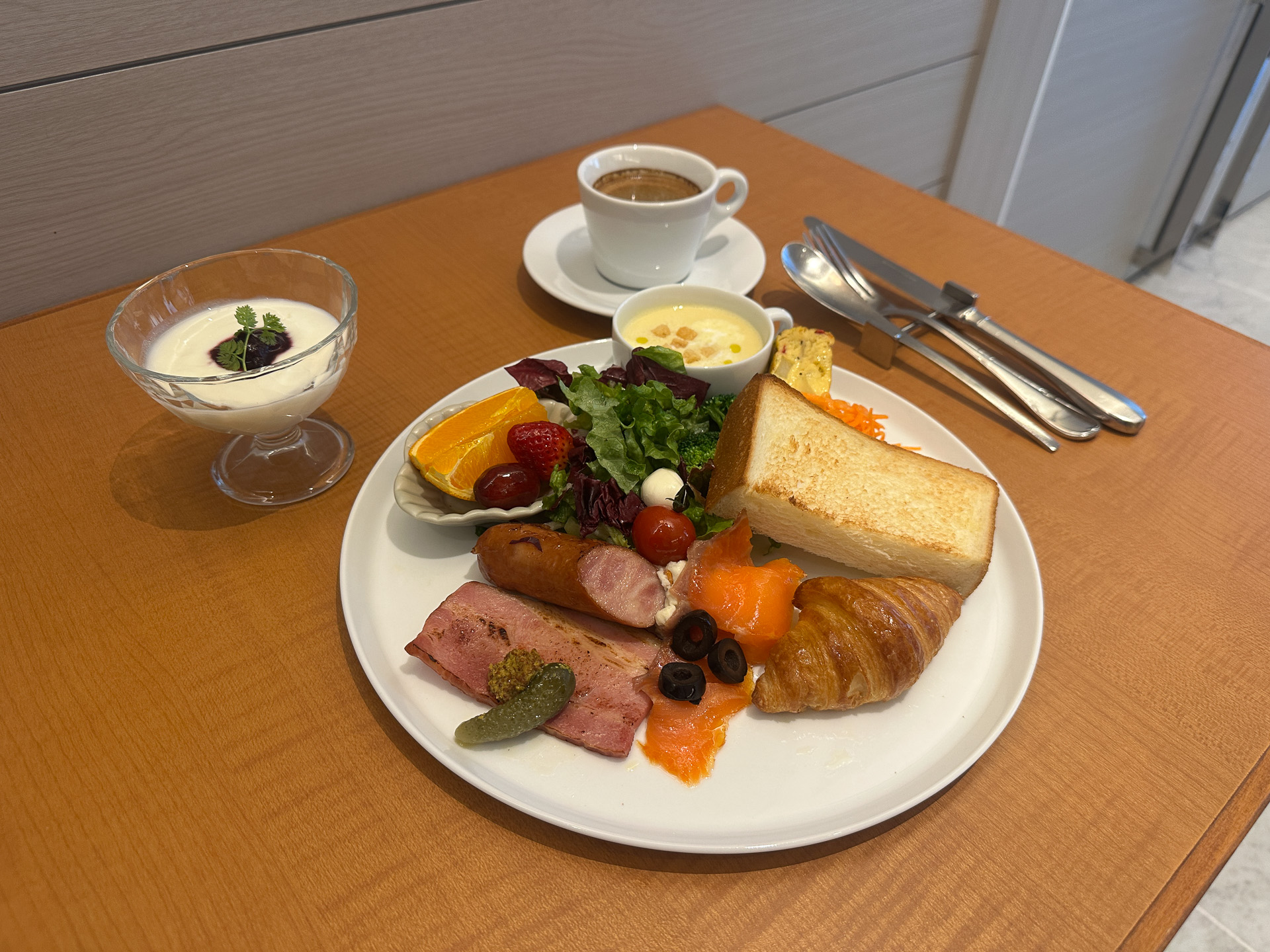 朝食は、46階フロアに位置するレストラン「THE YOKOHAMA BAY」から提供され、和食と洋食から選ぶことができる（写真は洋食）