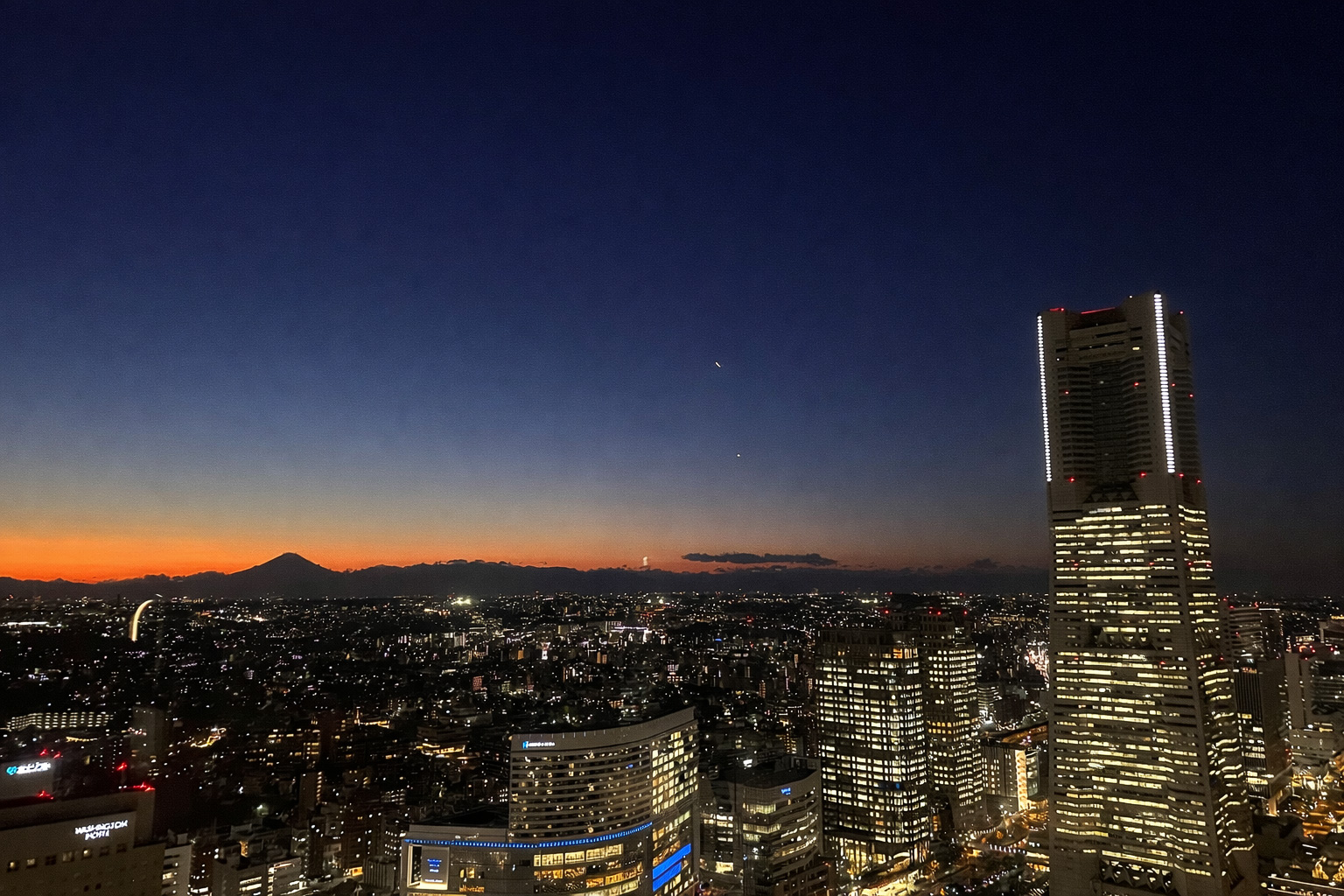 夜景だけではなく、気象条件が合えば富士山もくっきり！