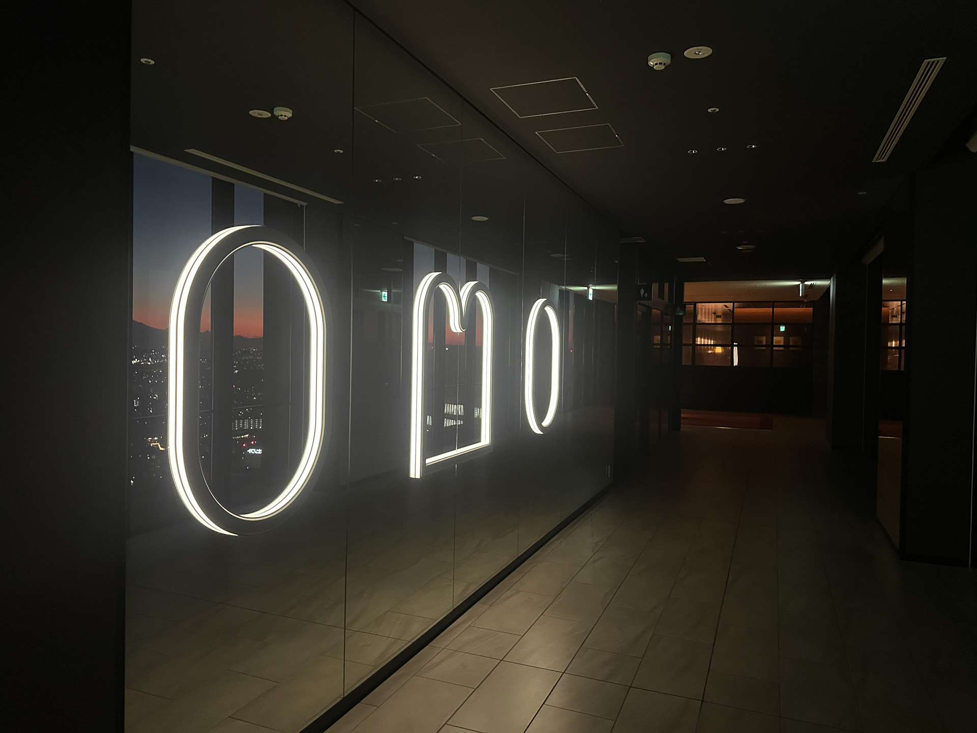 「OMO」のライトがガラスに反射して文字が浮かび上がる仕組み