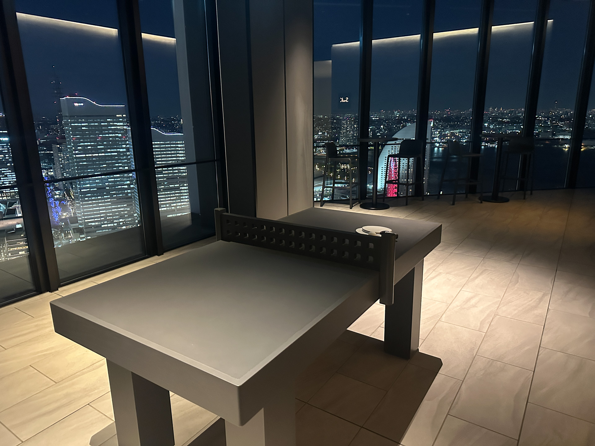 横浜の夜景を背景にさまざまなアクティビティを楽しむことができる。これは卓球台