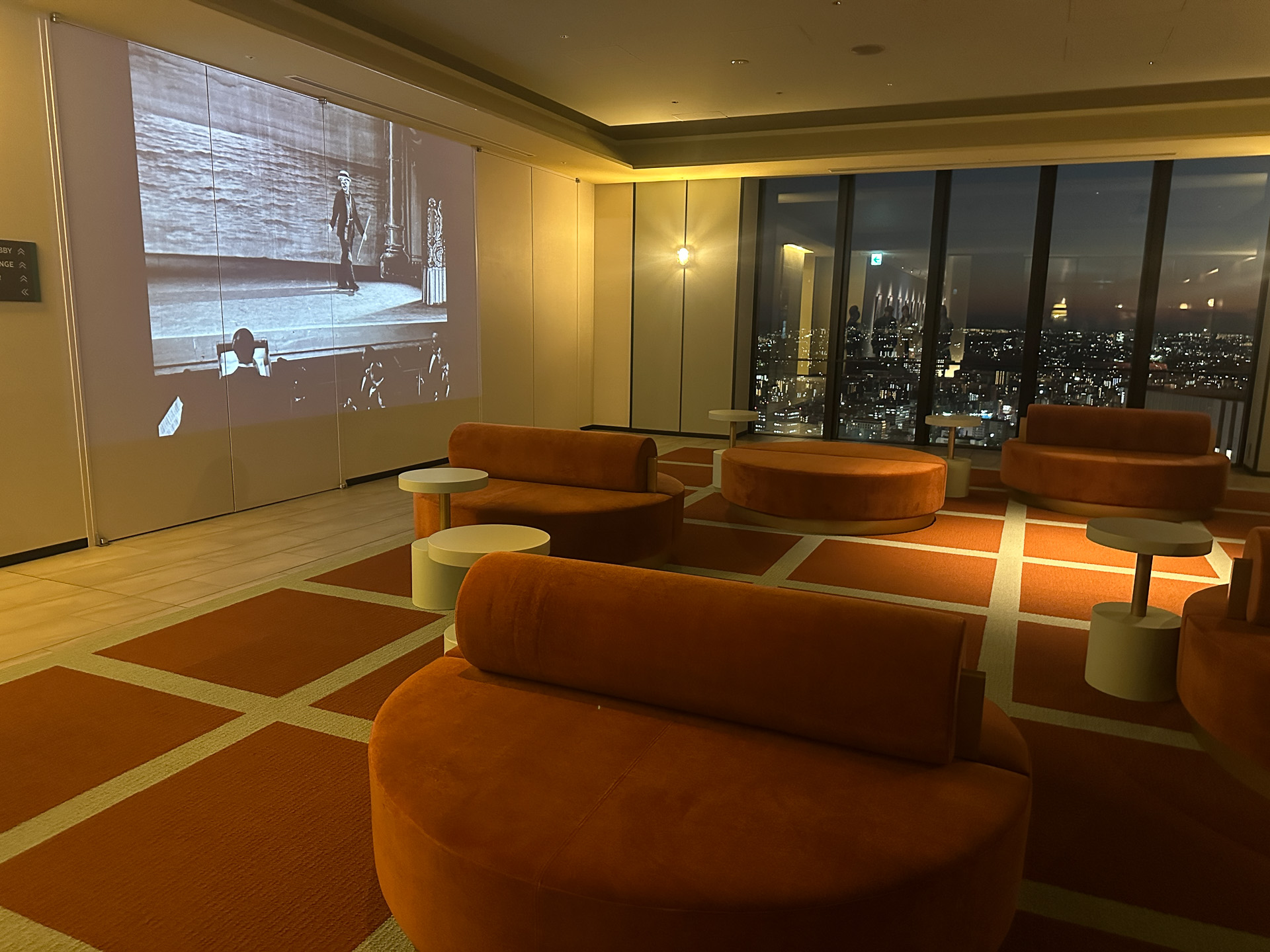 シアタールームでは、大きなソファでくつろぎながら洋画を鑑賞することができる