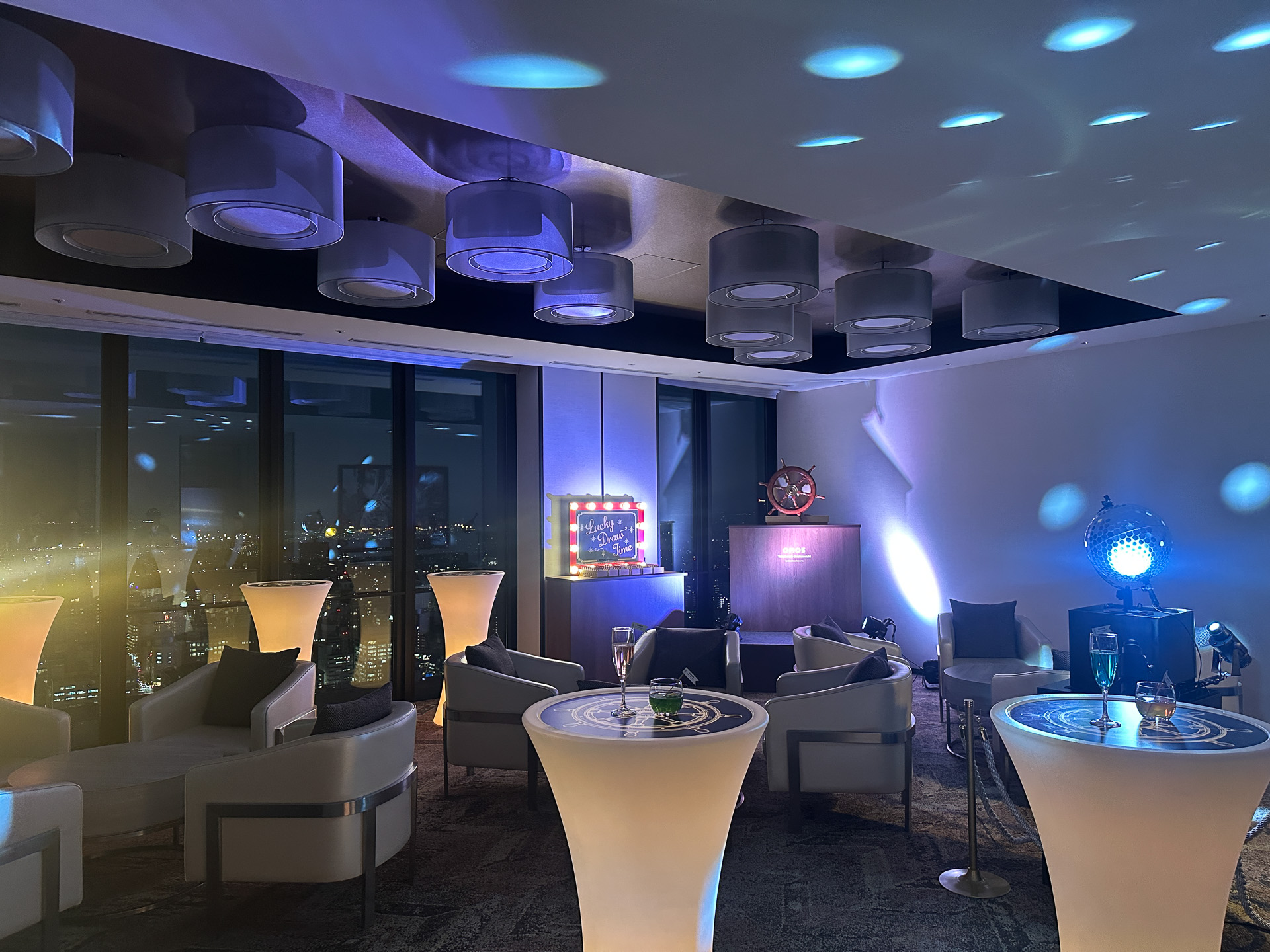 さまざまな組み合わせのカクテルからドリンクを選ぶことができる。ノンアルコールもあり