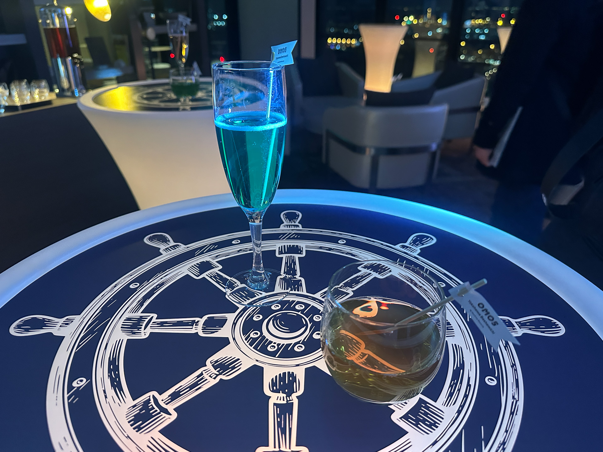 さまざまな組み合わせのカクテルからドリンクを選ぶことができる。ノンアルコールもあり