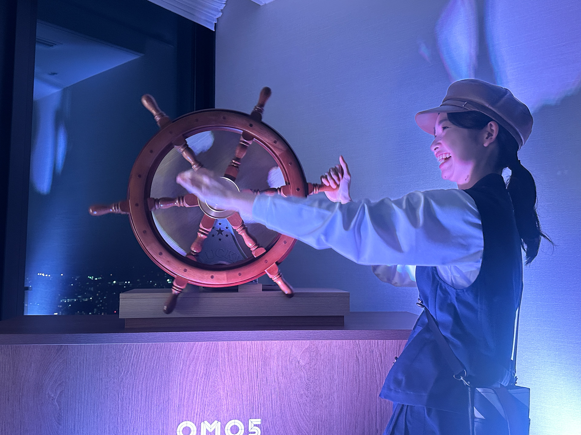 ラッキードロータイムでは、参加者がカードを引き、スタッフが舵に見立てたガラガラを回して抽選タイムが始まる