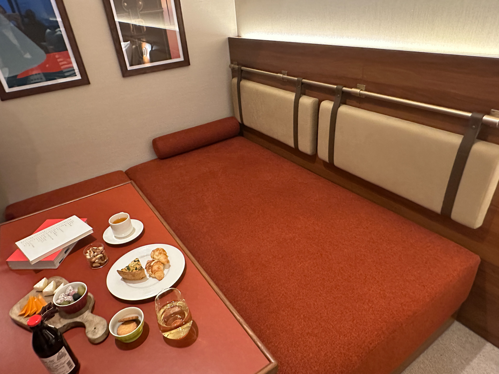 単なるソファベッドではなく船旅を思わせる装飾が粋