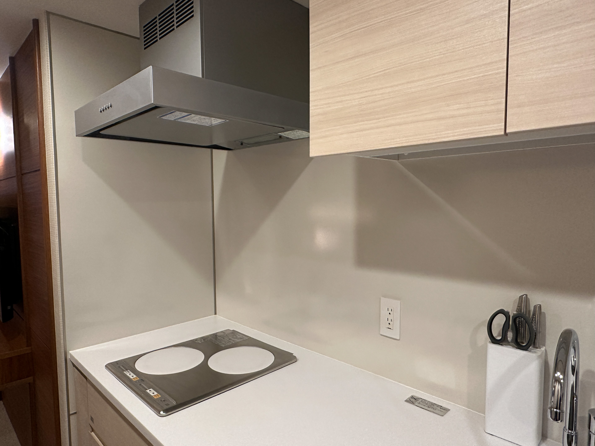 キッチンスペース。IH用の2口コンロが付いている