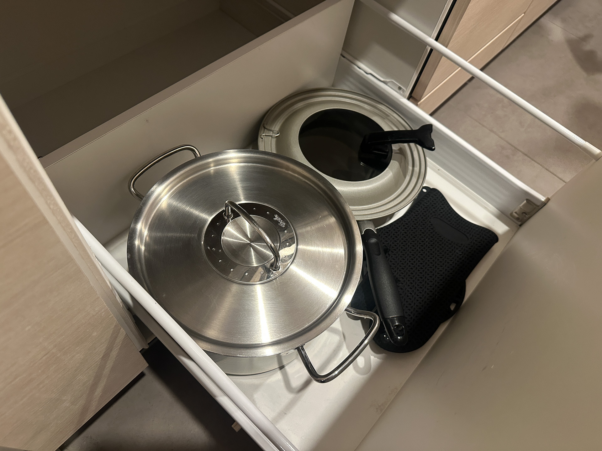 引き出しのなかには鍋など大きめの調理器具も用意されていた