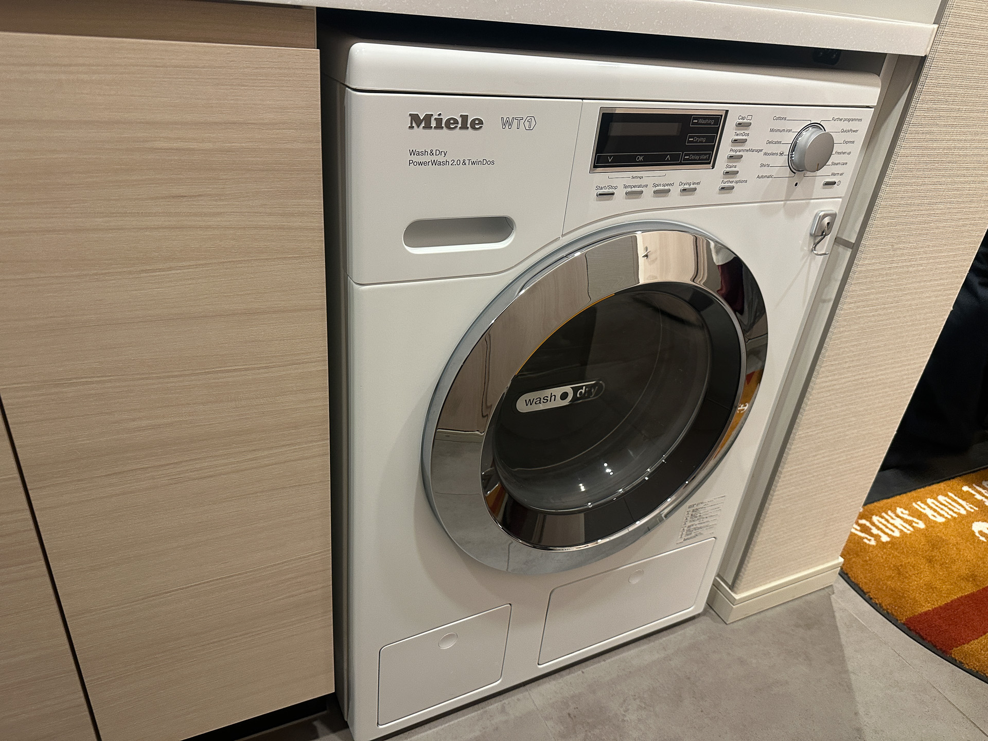 全室に洗濯乾燥機を完備。短期滞在でもジムの使用後などに洗濯を済ませて帰りたいという需要も高いとか