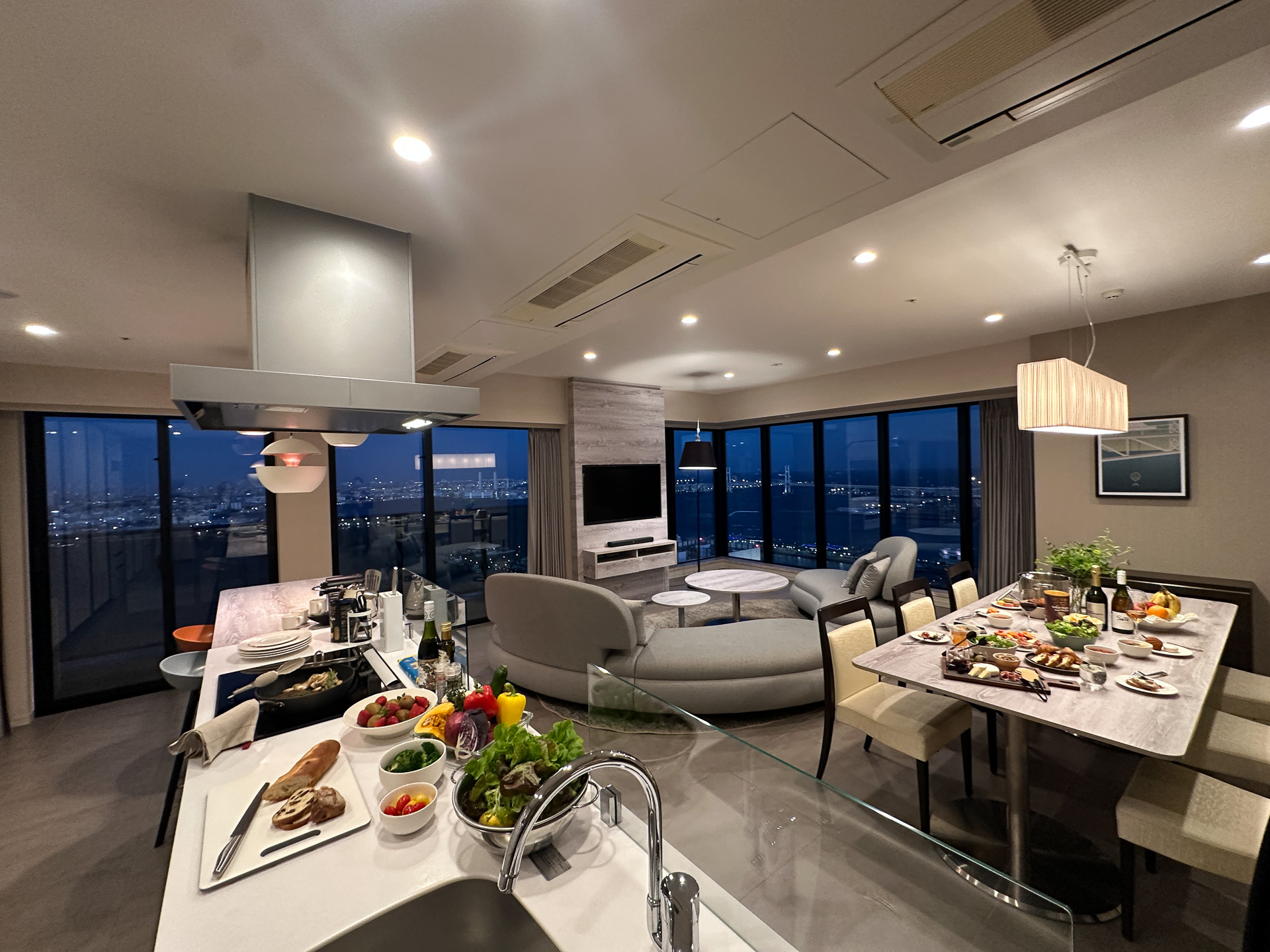 OMOハウスコーナースイートのリビングダイニング。室内からもパノラマの絶景が望める