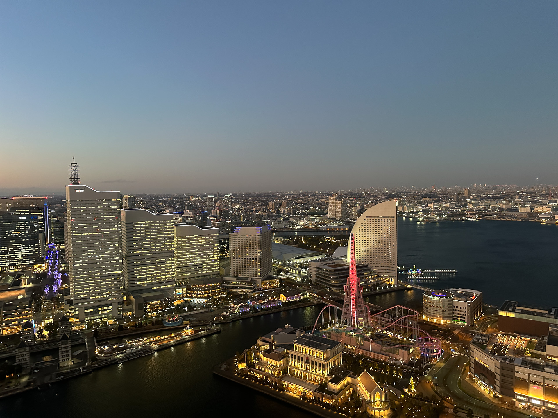 バルコニーからは宝石箱をひっくり返したような横浜の夜景を一望できる。高層なので強風には注意