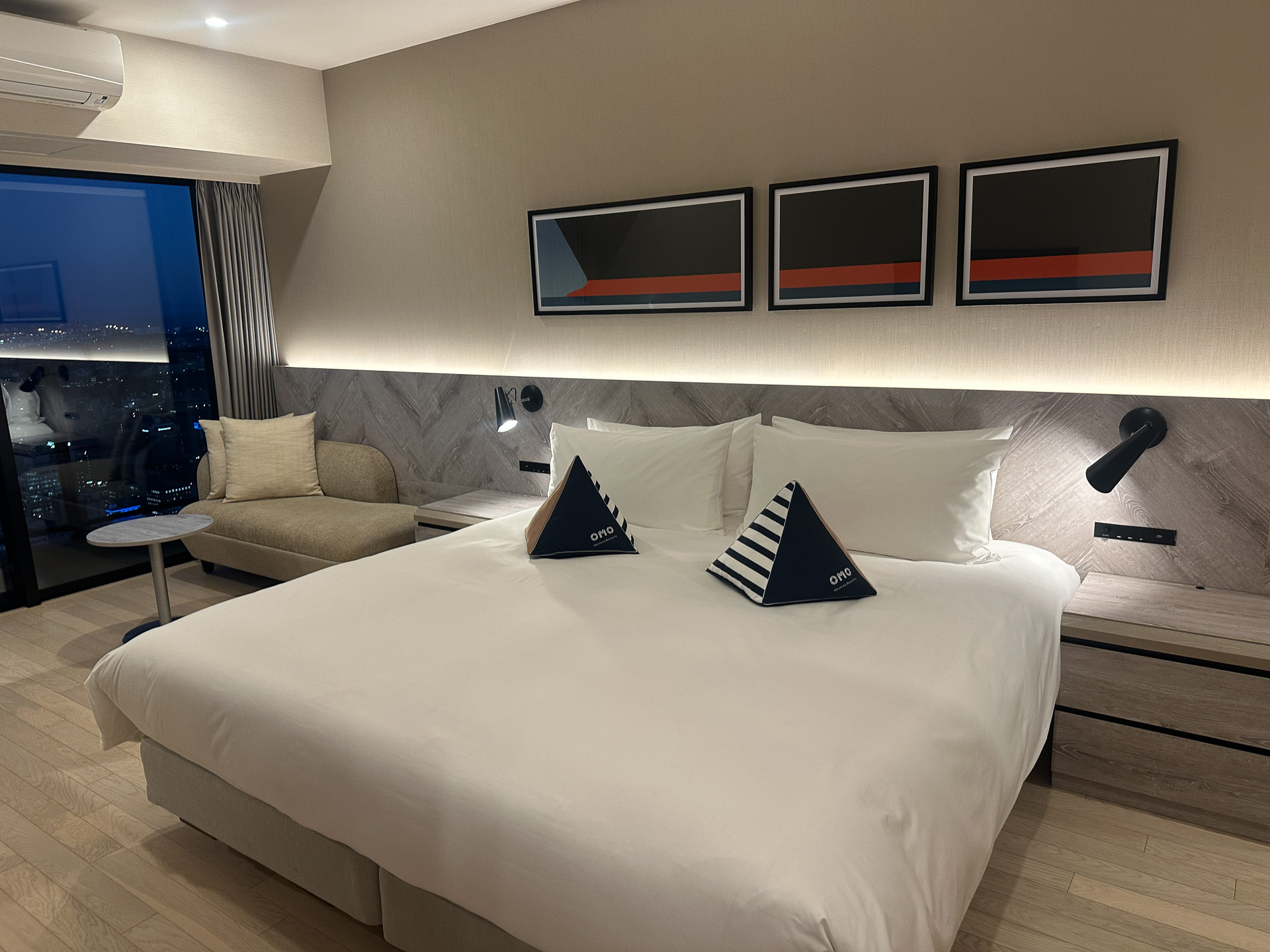 キングベッドが設置されたダブルルーム