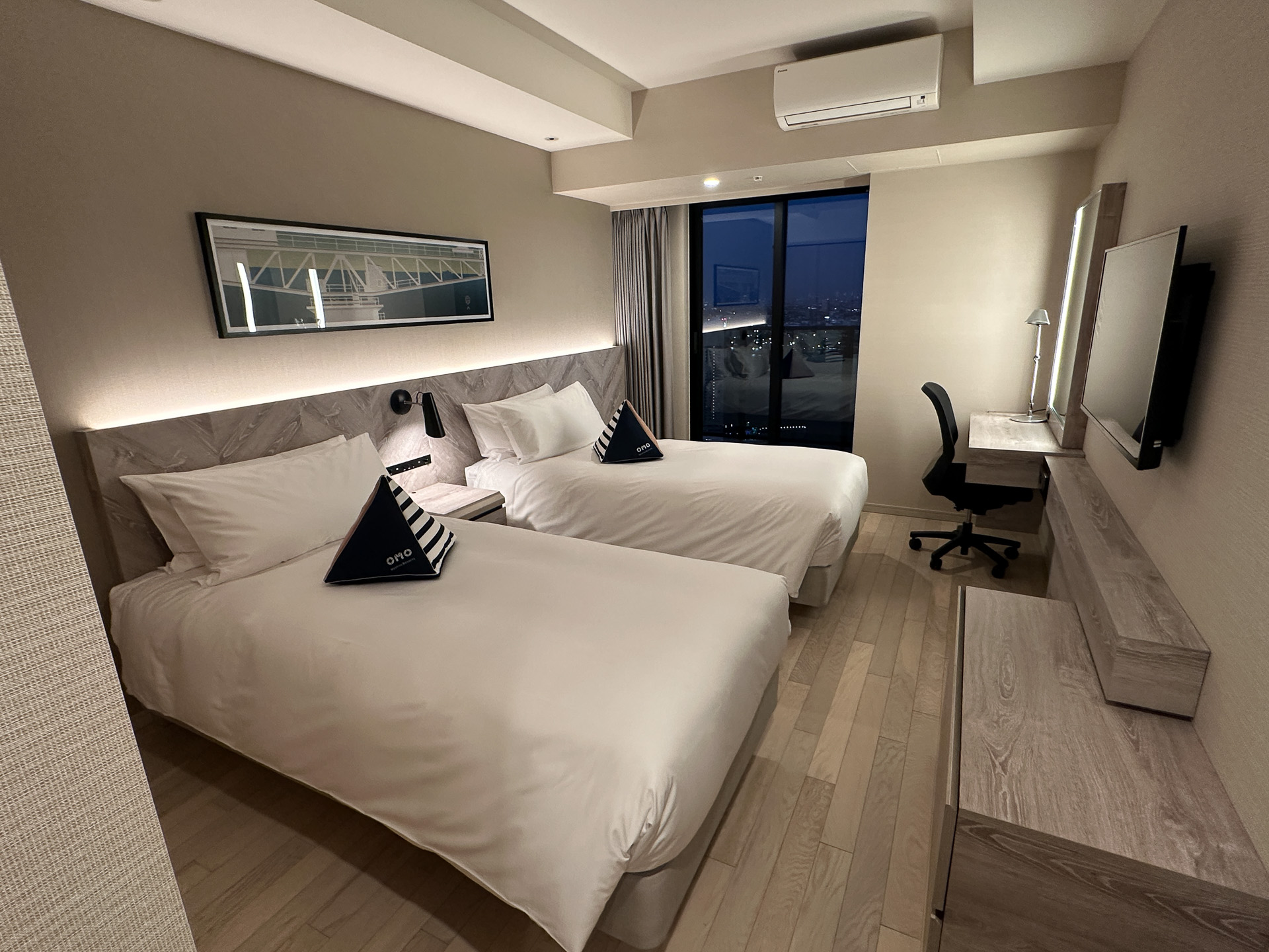 シングルベッドが2台設置されたツインルーム。同じレイアウトの部屋がもう1室ある