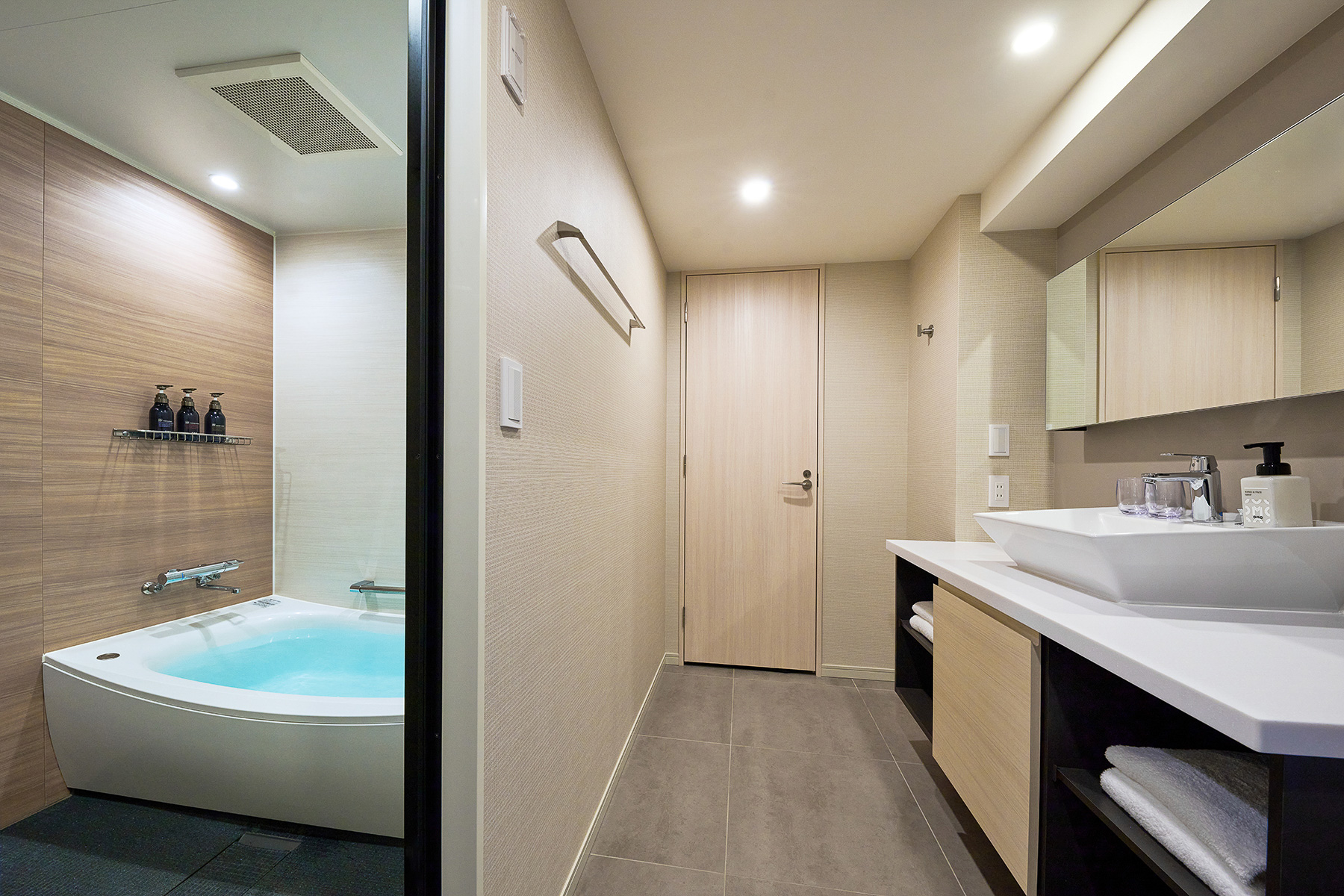 洗面所と広めのバスルーム。このほかにもシャワールームを用意している