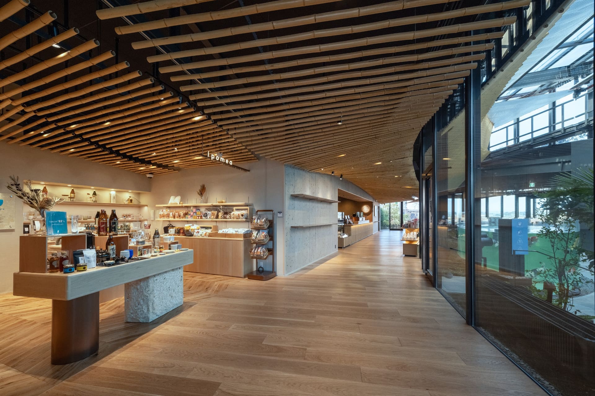 「KIRISHIMA GREENSHIP icoia」内観。晒竹（さらしだけ）の温かさが醸す開放的な空間が広がる