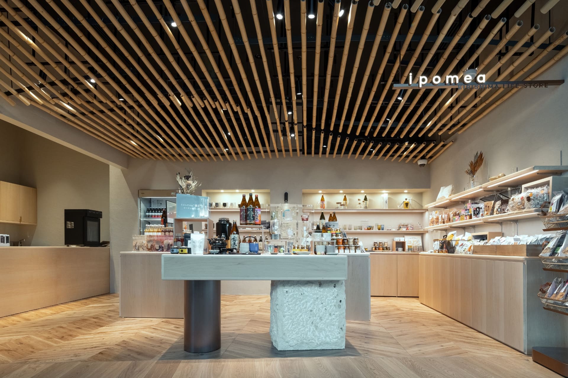 霧島酒造直営店舗「KIRISHIMA LIFE STORE ipomea」。食品や酒器、雑貨などを販売