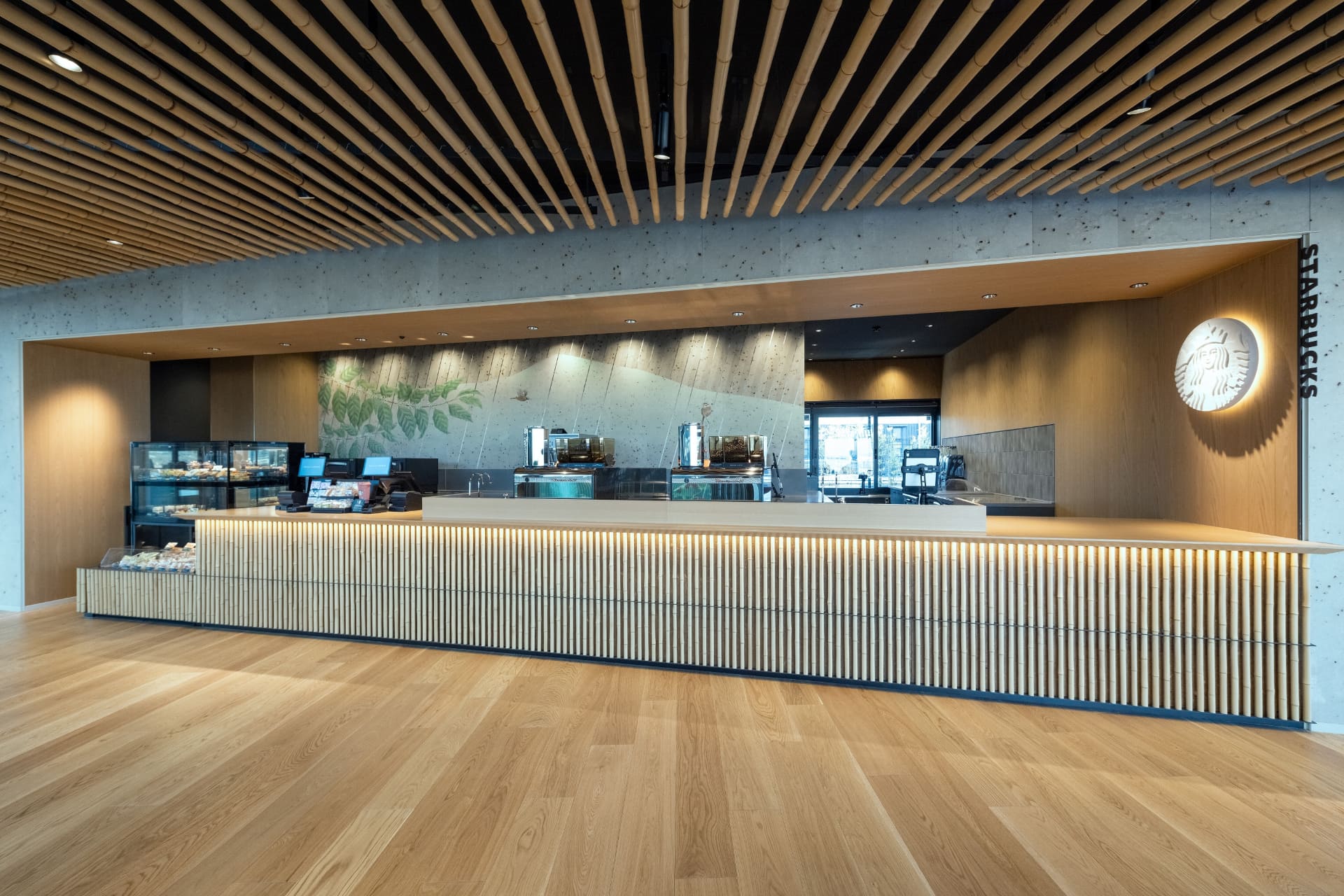 スターバックス コーヒー店舗。雄大な景色を眺めながら飲食でき、竹の植栽を通るドライブスルーも併設