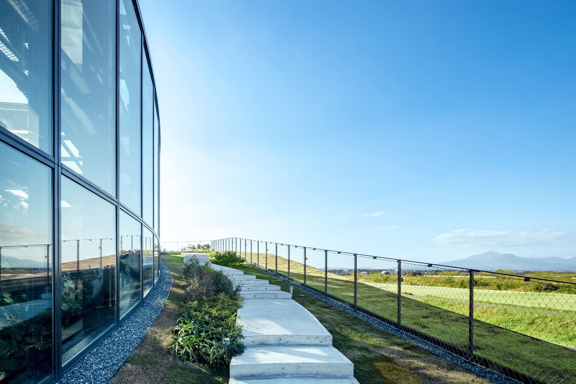 エントランス横の階段を上った先には屋上庭園「見晴らしの丘」。霧島山や沖水川などの都城の自然を一望