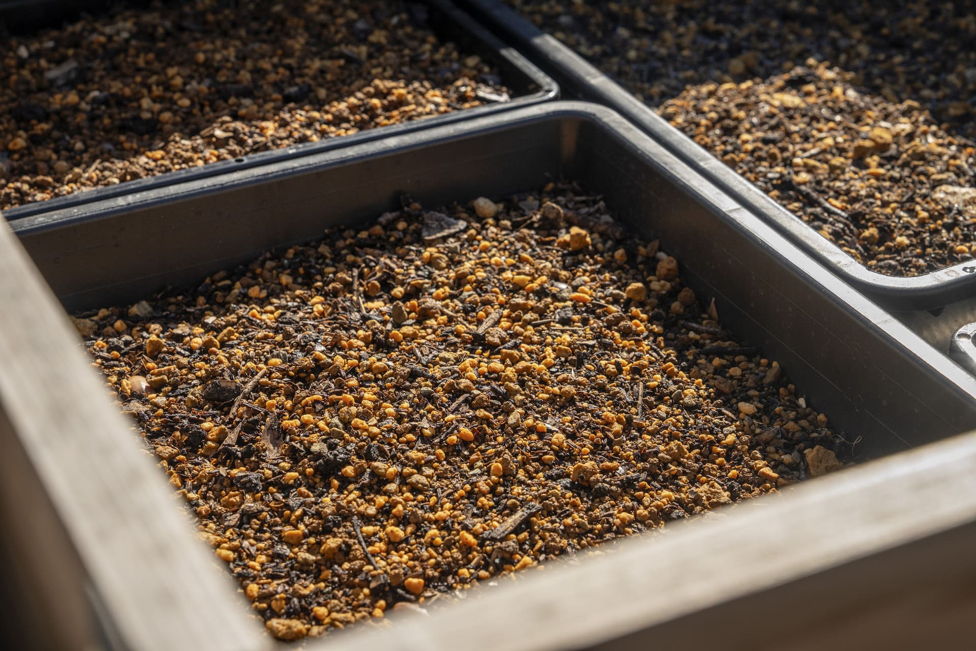 焼酎かすやコーヒーかすを用いたたい肥。施設全体は「サツマイモ発電100％」で運営