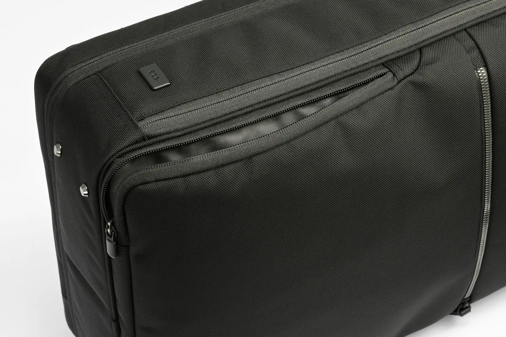 前面下部のポケットは左右両方につく