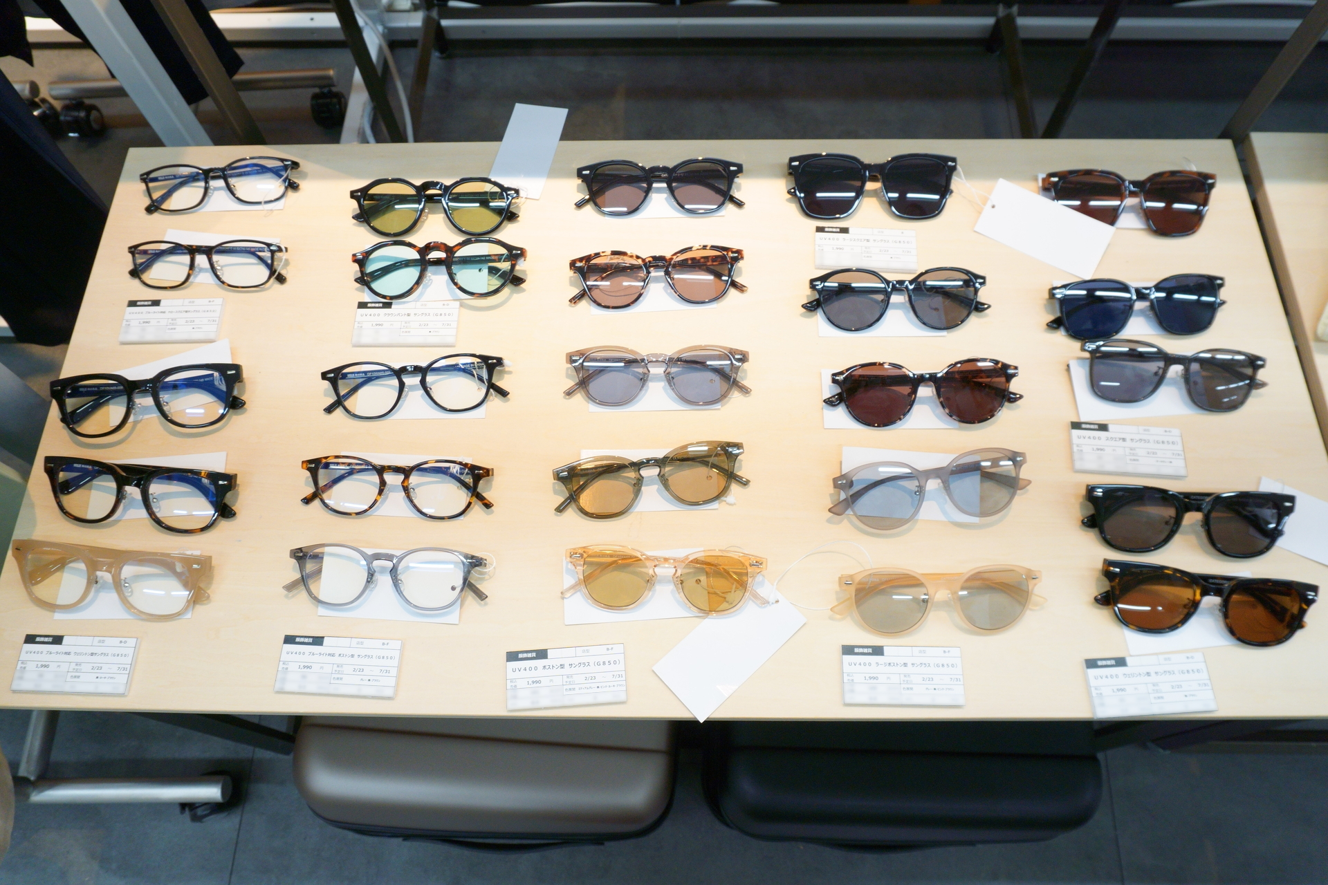 ふたたびトレンドとなっているナロースクエアをはじめ、定番のウェリントンやボストン、スクエア、クラウンパントなどさまざまな形のフレームをラインアップ