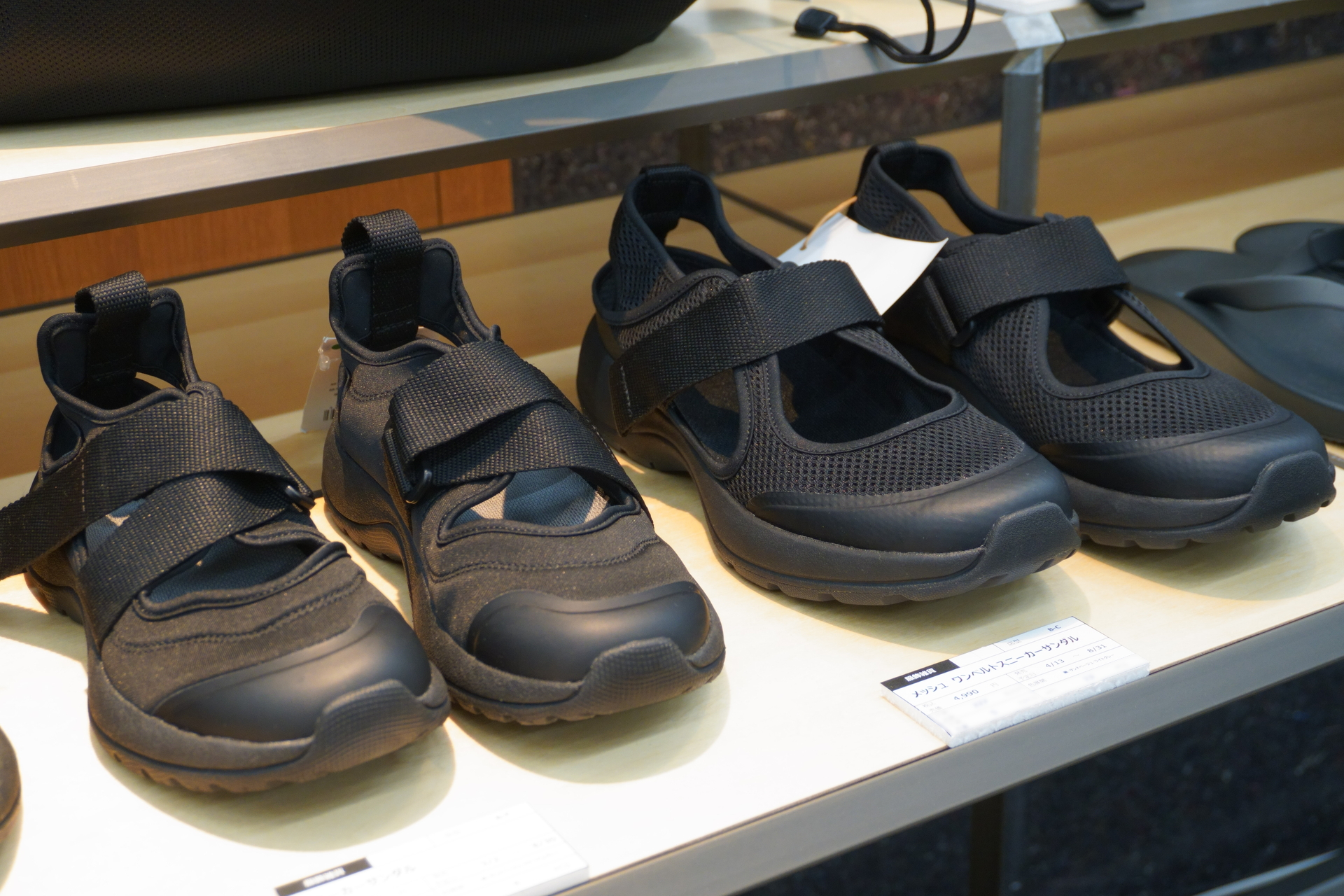 左が既存のスニーカーサンダル（テープベルト）、右が新たに登場するメッシュ ワンベルト