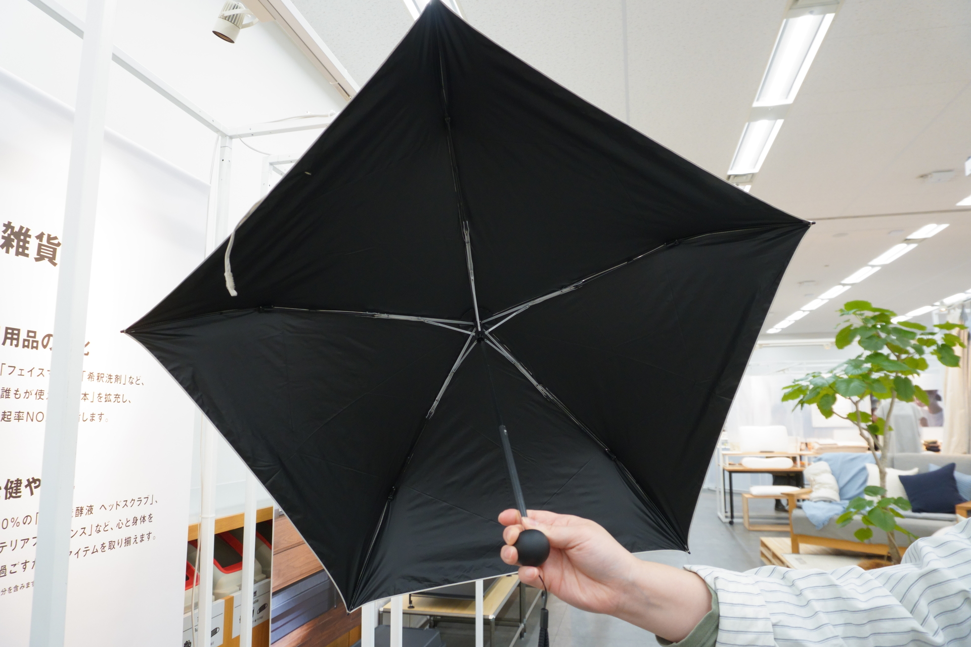 遮熱性のある 折りたたみ日傘。内側の生地が黒で、外側は黒・アイボリー・ライトブルー・ネイビーの4色展開