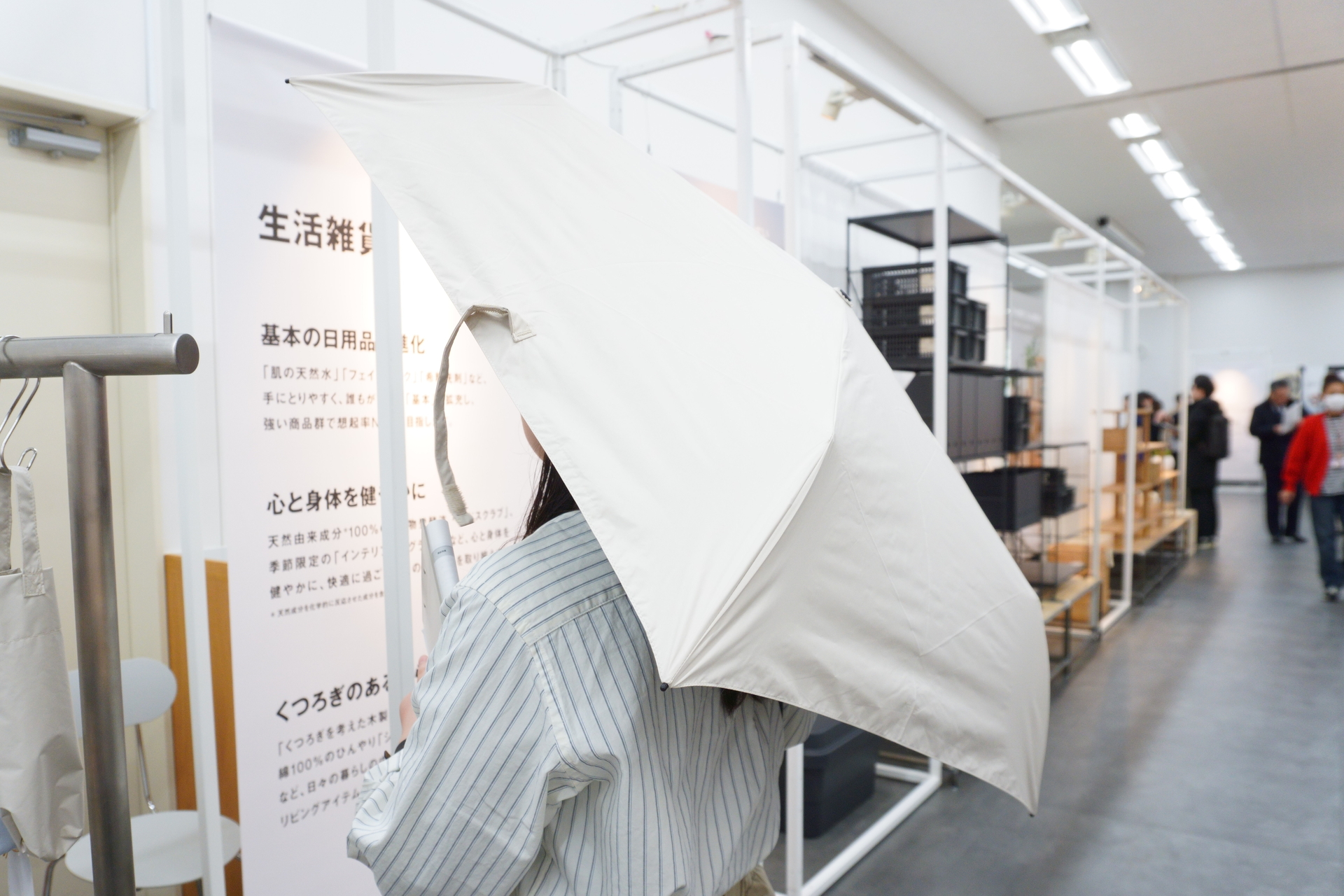 遮熱性のある 折りたたみ日傘。内側の生地が黒で、外側は黒・アイボリー・ライトブルー・ネイビーの4色展開