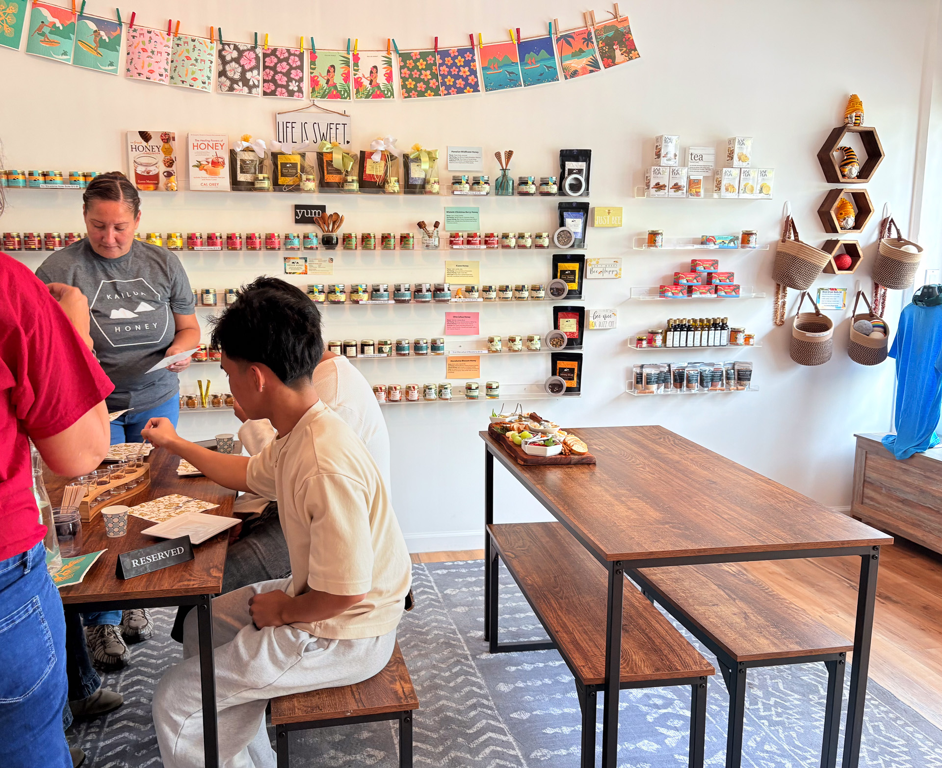 壁に並ぶハチミツ。この日はテイスティング体験が行なわれていた