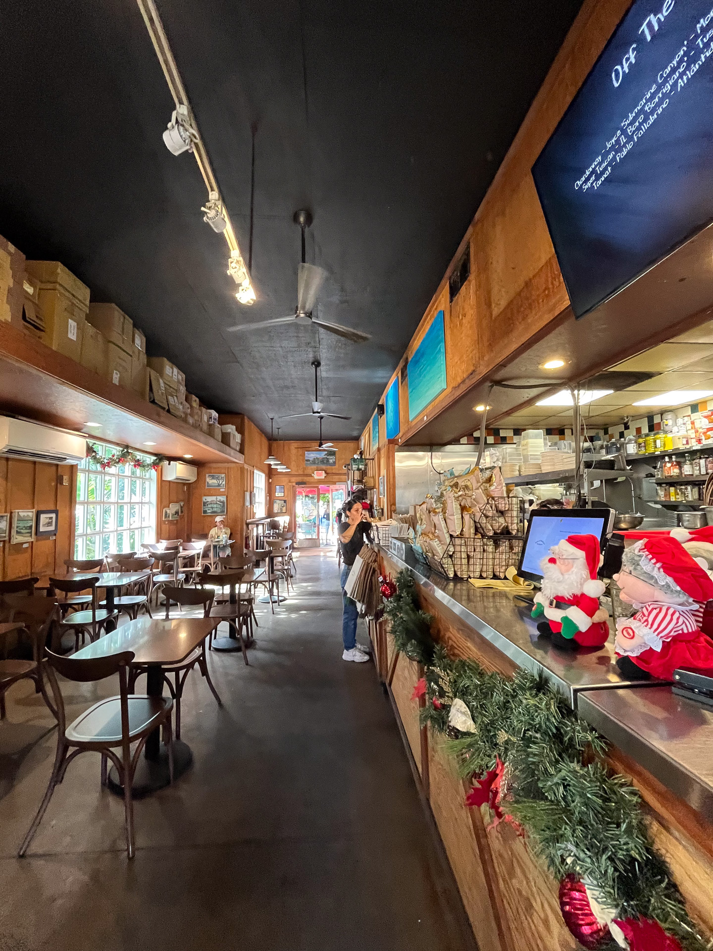 細長い店内の先にはアウトサイドの席がある