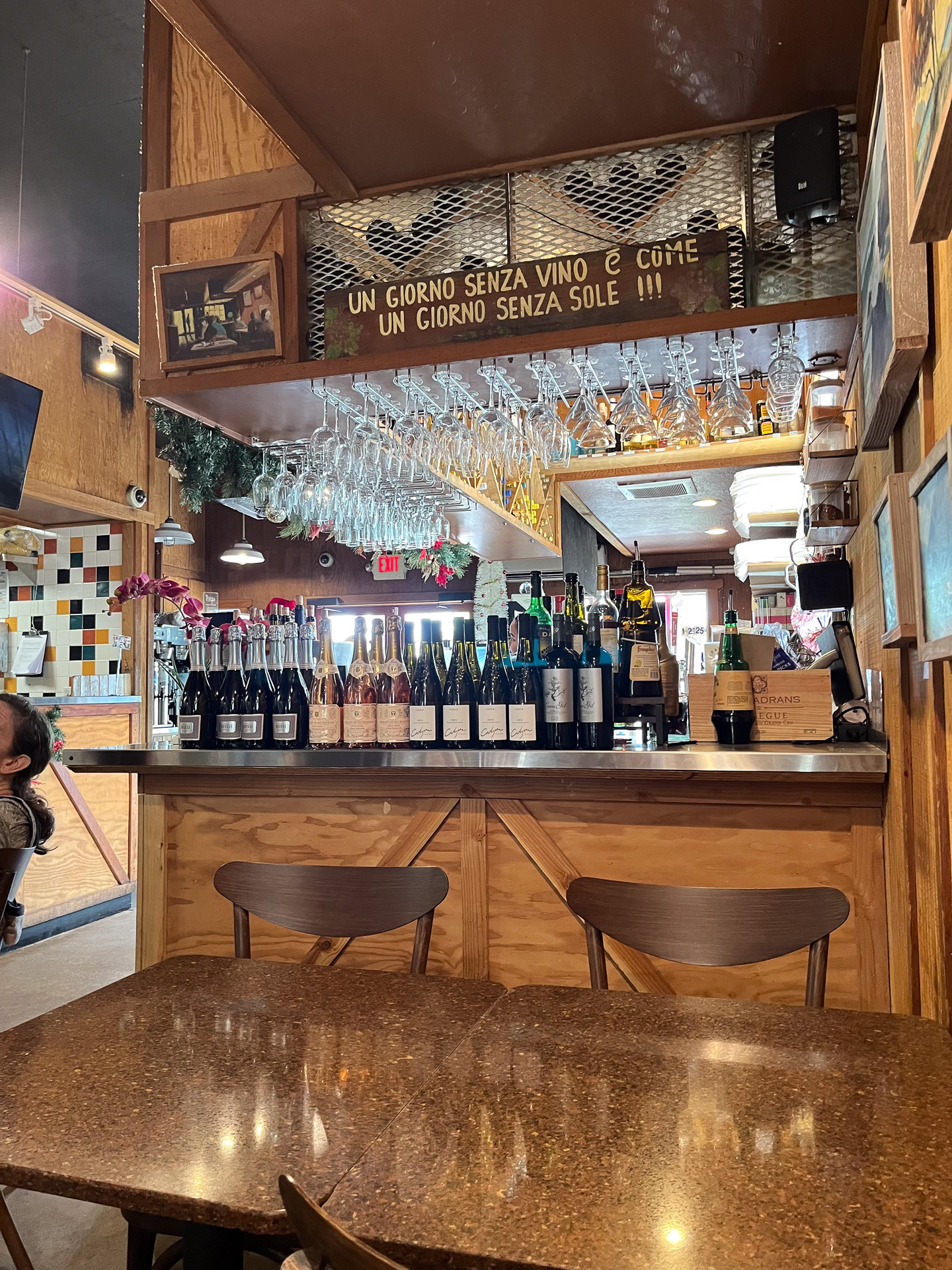 デリと軽くワイン1杯という地元の常連客も