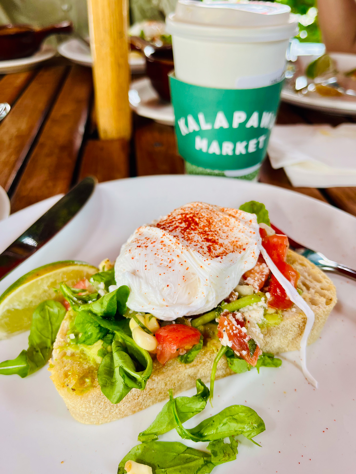 ポーチドエッグがのったアボカドトースト（13ドル）