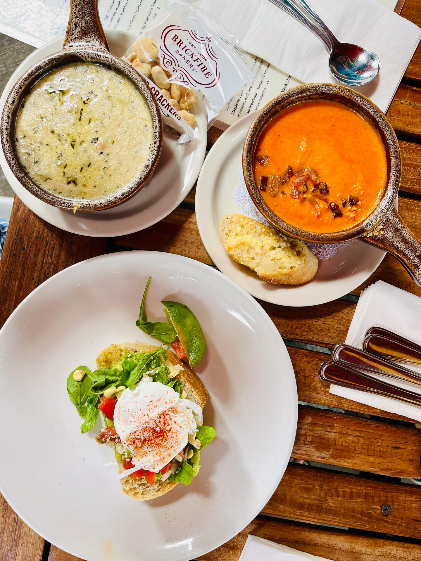 老舗デリ「カラパワイマーケット」など街には人気の店が点在している