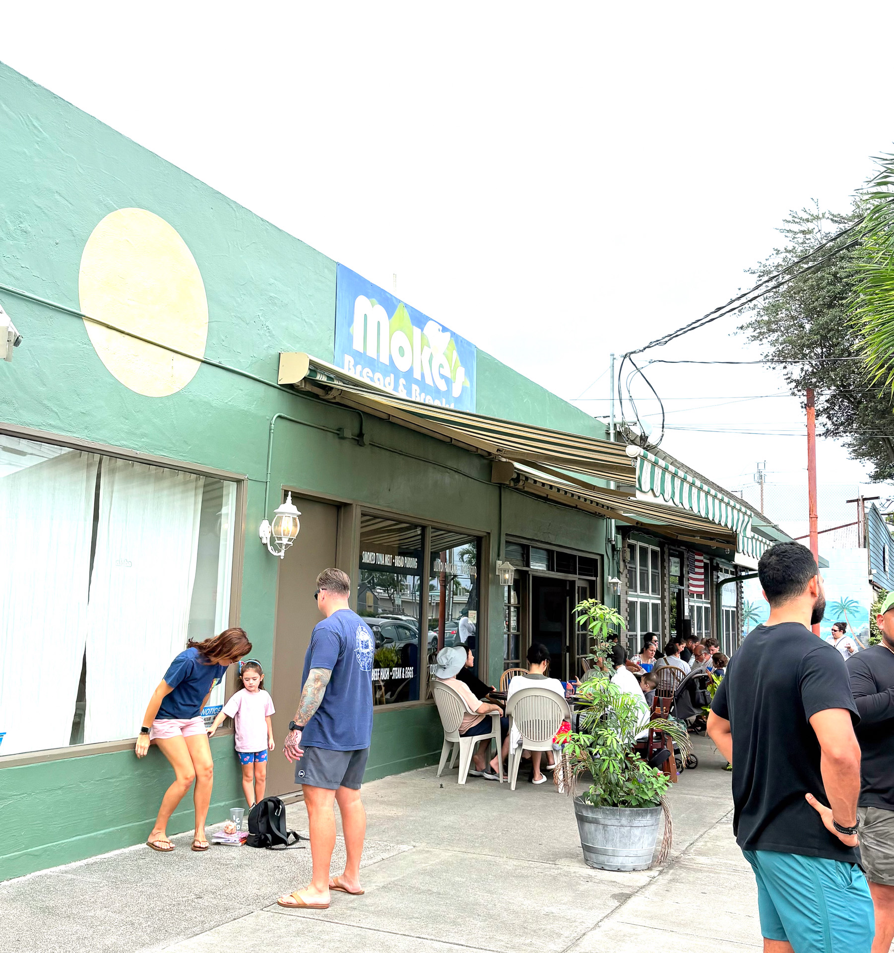 次々と行列ができていくモケス