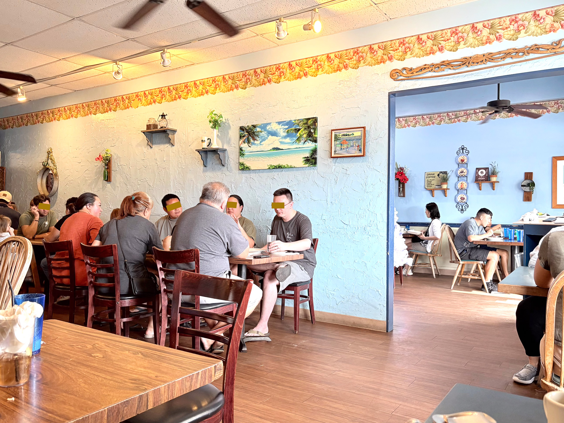 青を基調とした店内。屋外席もあるがすべて満席に