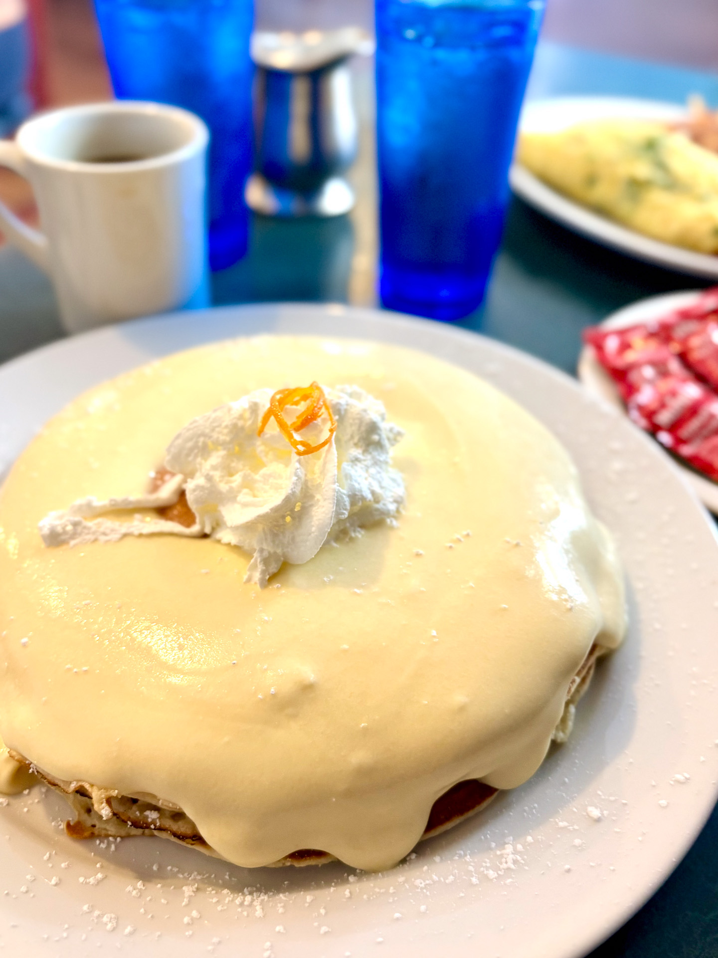 リリコイソースがたらりと生地をおおうリリコイパンケーキ（17.95ドル）