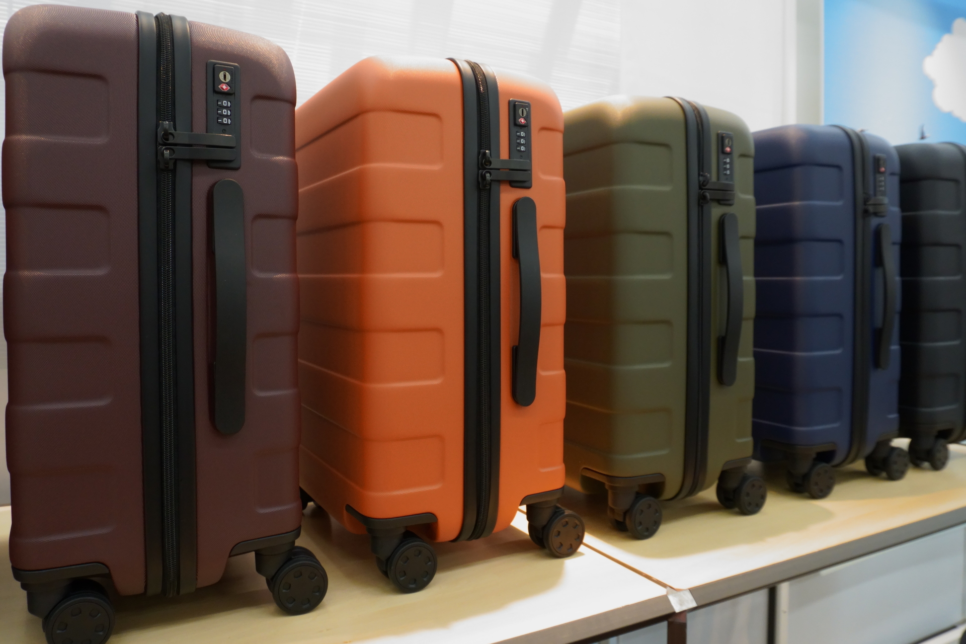 海外展開を意識し、ボルドーやオレンジといった差し色を追加