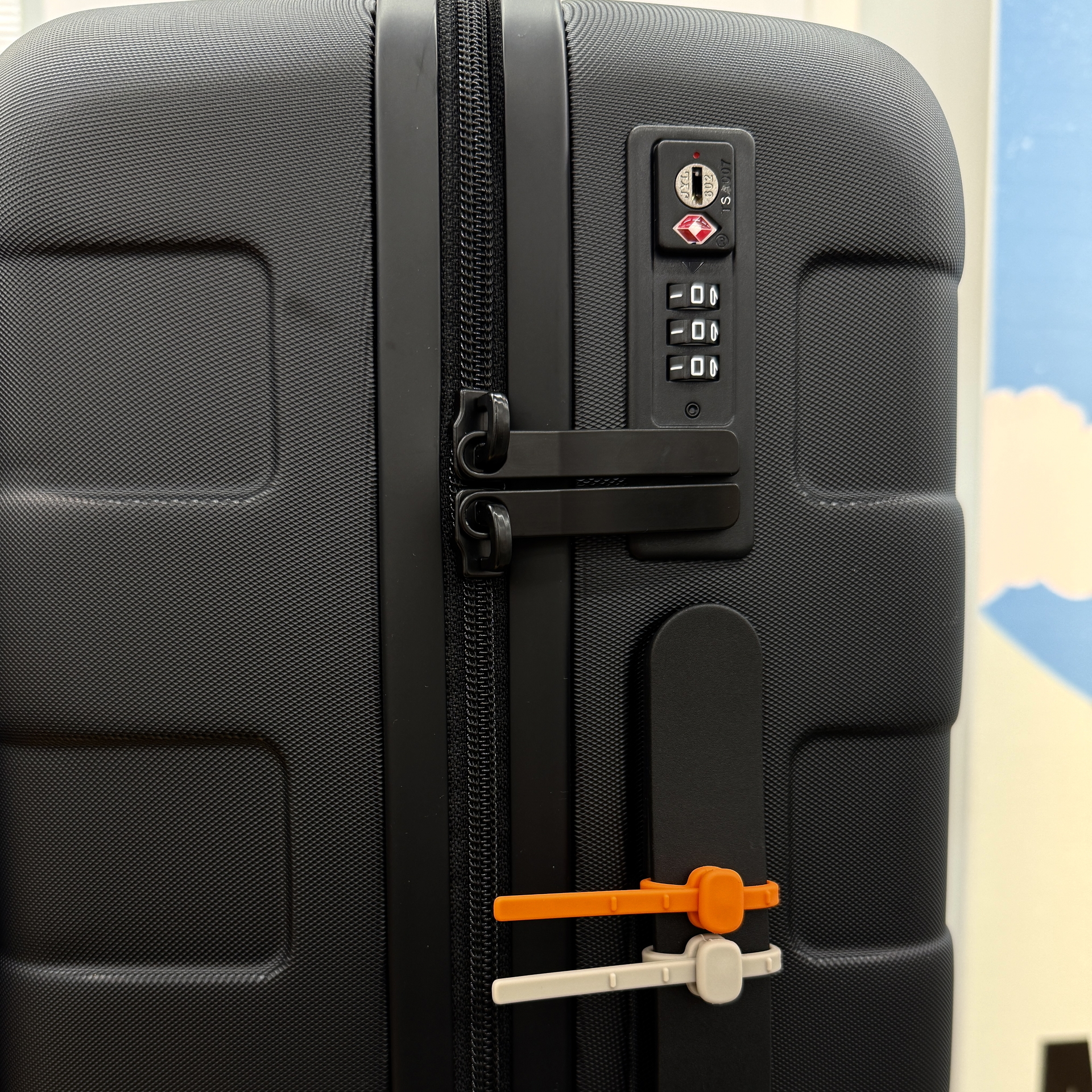 ダイアル式のTS（TSA）ロックを搭載。鍵を持ち歩く必要がなくなった