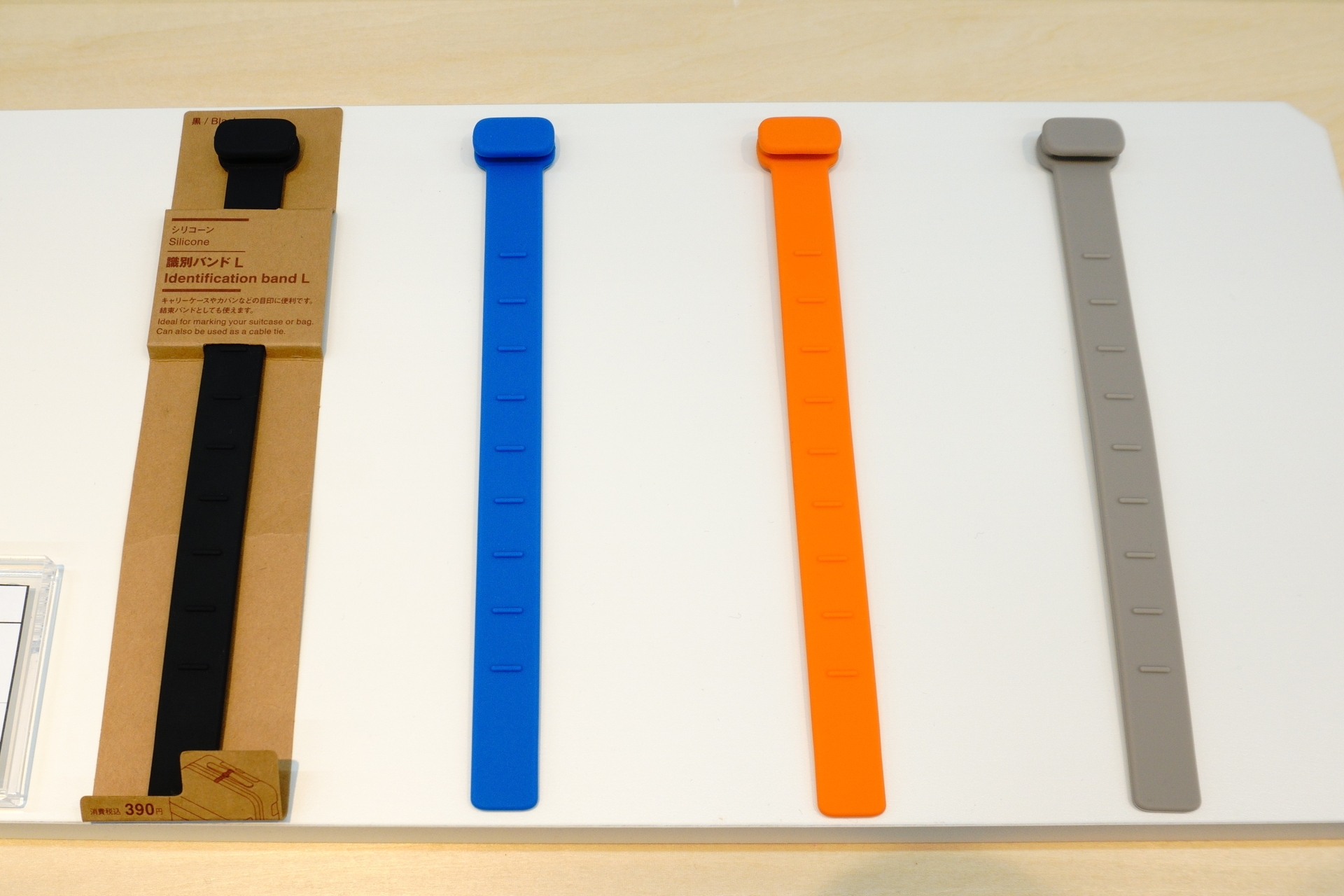 識別バンドのLサイズ（390円）はキャリーケースの持ち手に付けやすい大きさ