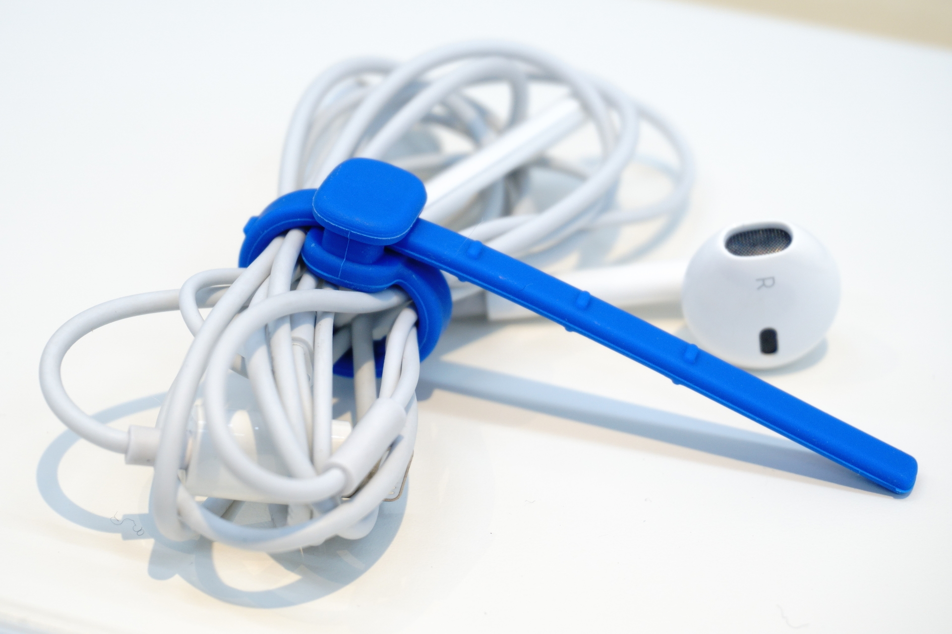 Sサイズは有線イヤフォンや充電ケーブルをまとめるのに使える