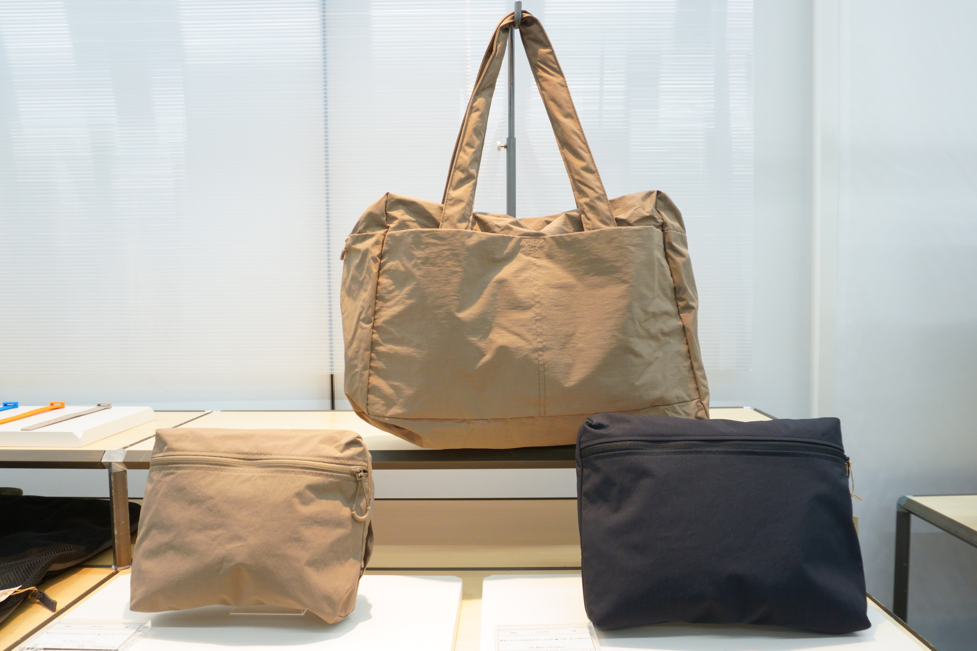 キャリーケースと一緒に使える「再生ナイロンたためるボストンバッグ」（18/32L、3990円～）も登場予定