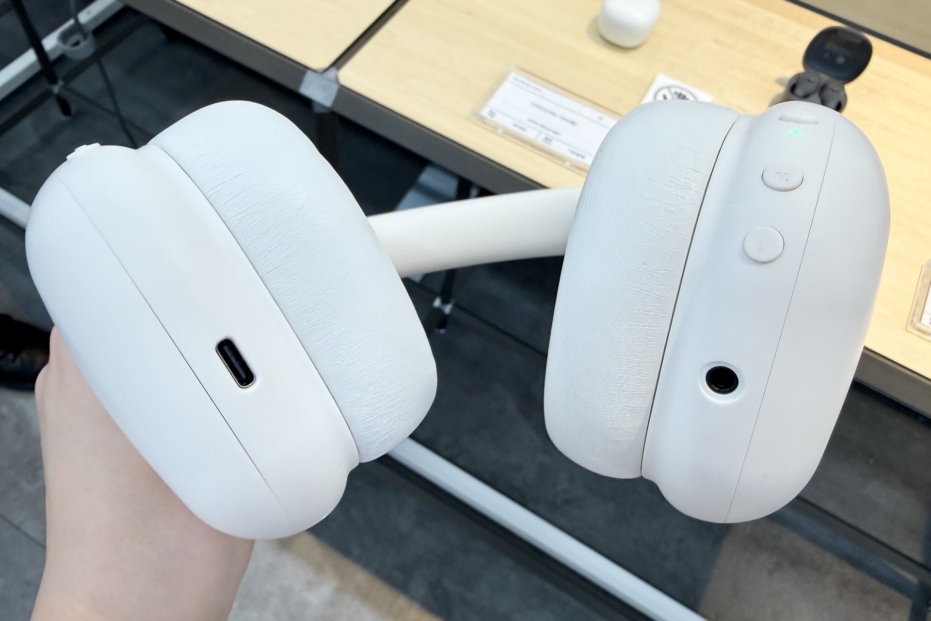 アクティブノイズキャンセリングはオン・オフを切り替えられる。充電はUSB Type-C