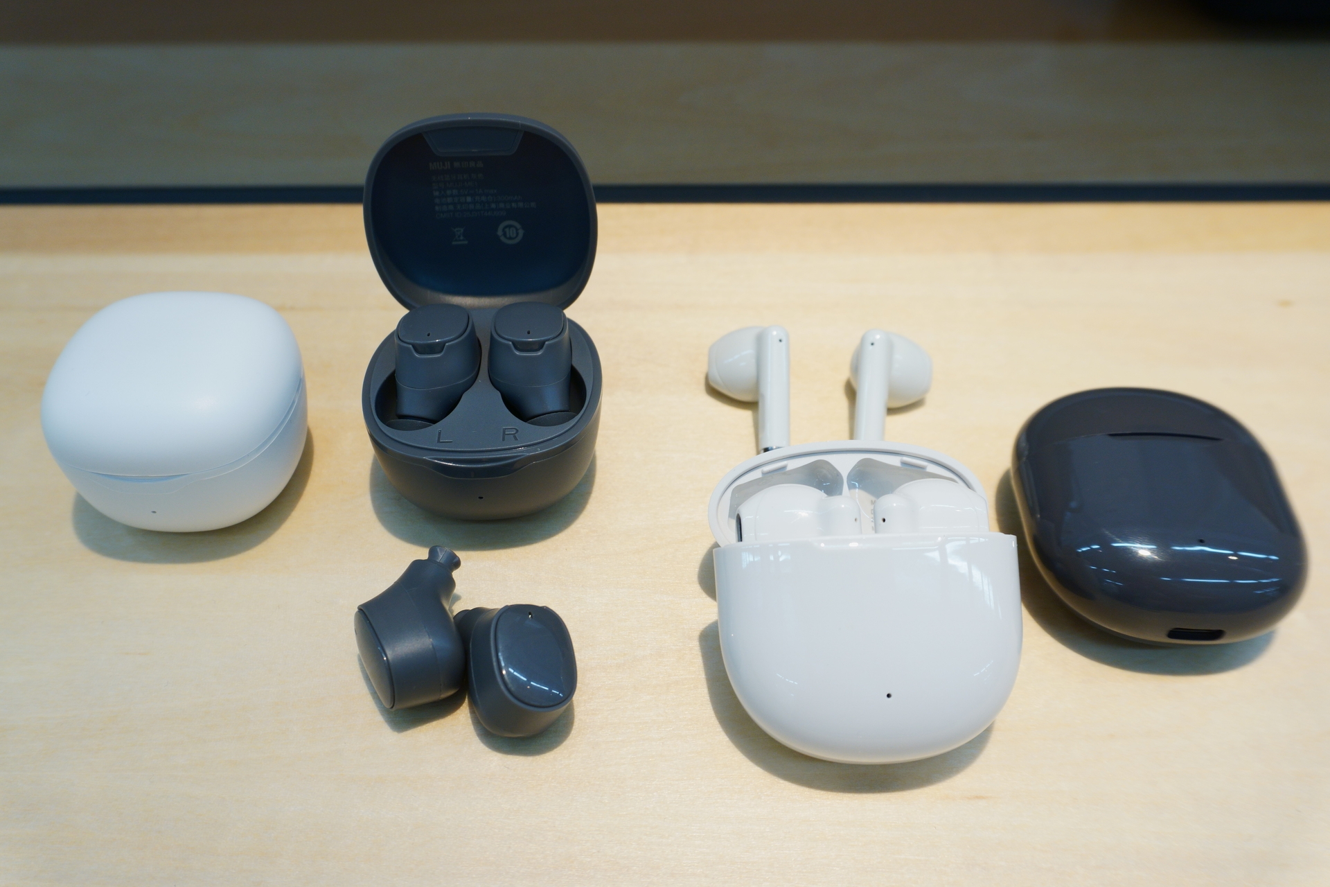 インナーイヤー型（左）はよりコンパクトに持ち運べる。カナル型（右）は通話用マイクを内蔵