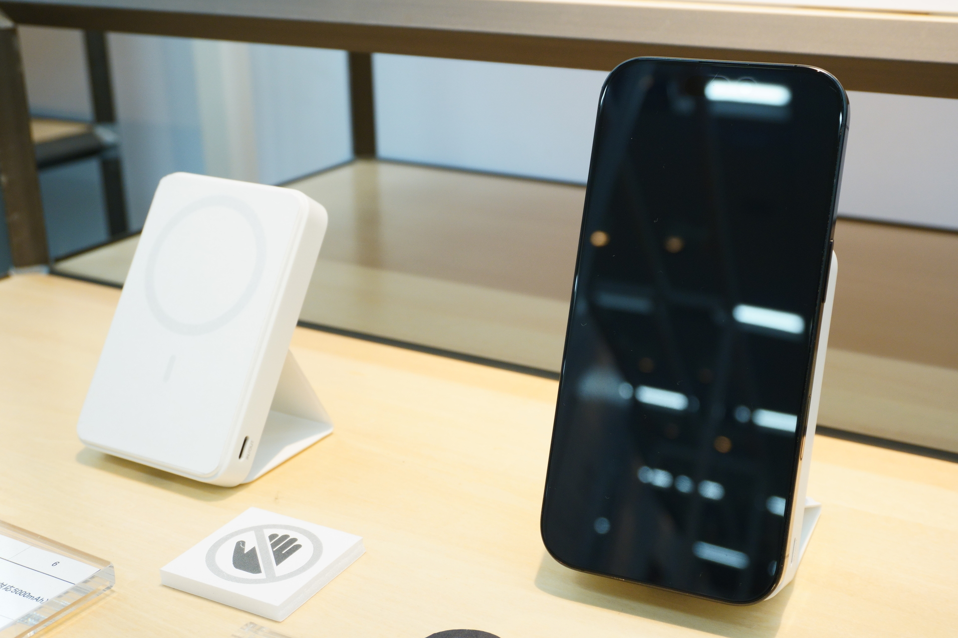 スマホスタンドにもなるモバイルバッテリー。左が5000mAhで、右が10000mAhにiPhone 16 Proを装着した状態