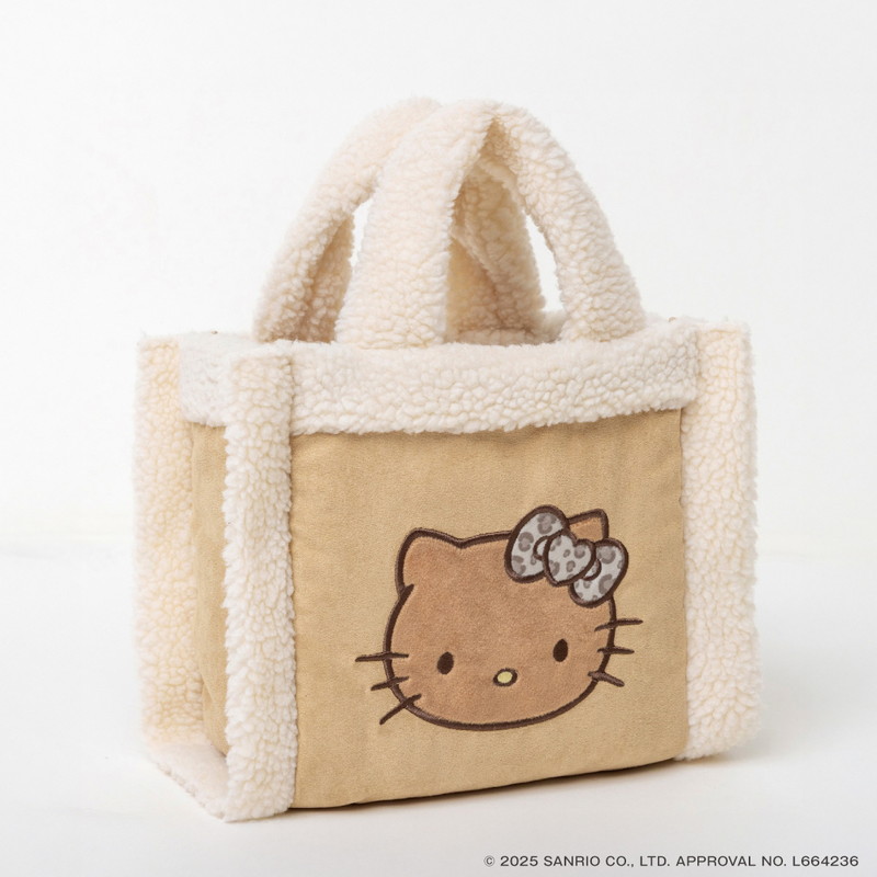 こちらはセブン限定色の「HELLO KITTY フェイクムートンバッグBOOK creamy brown ver.」