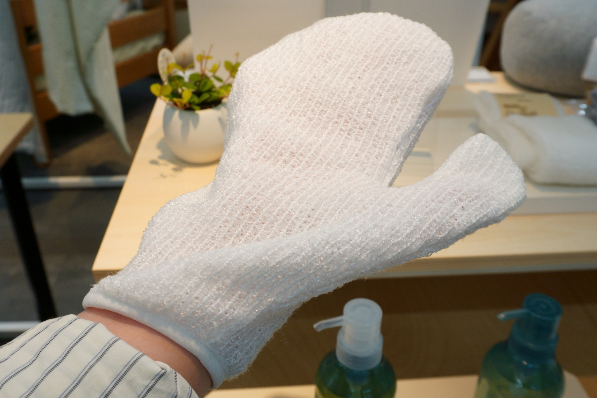 「ボディミトン」（590円、5月下旬発売予定）は素手に近い感覚でしっかり洗いやすく、子育て・介護にも活用できそう