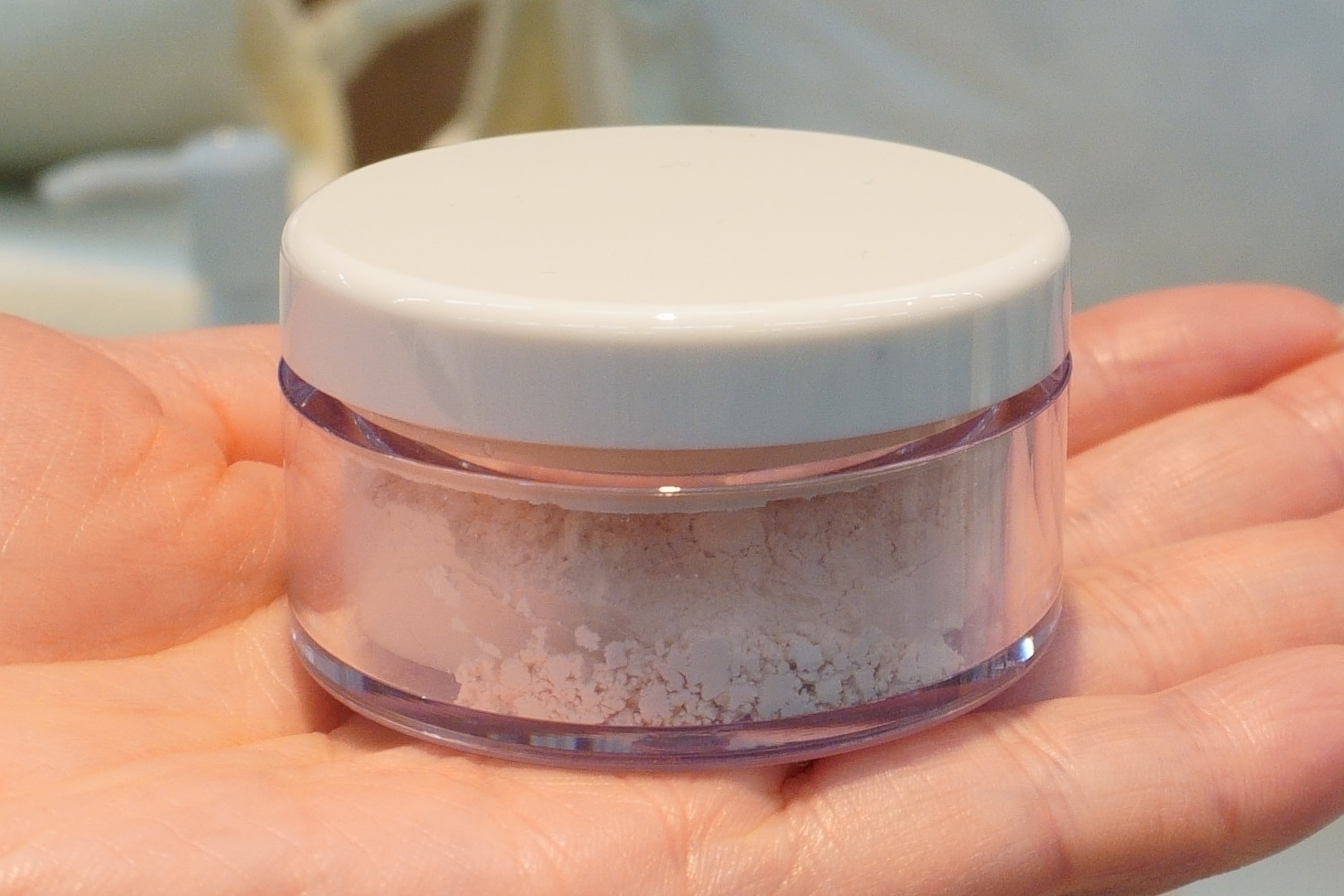 日焼け止めパウダーは小さめサイズで持ち運びに便利