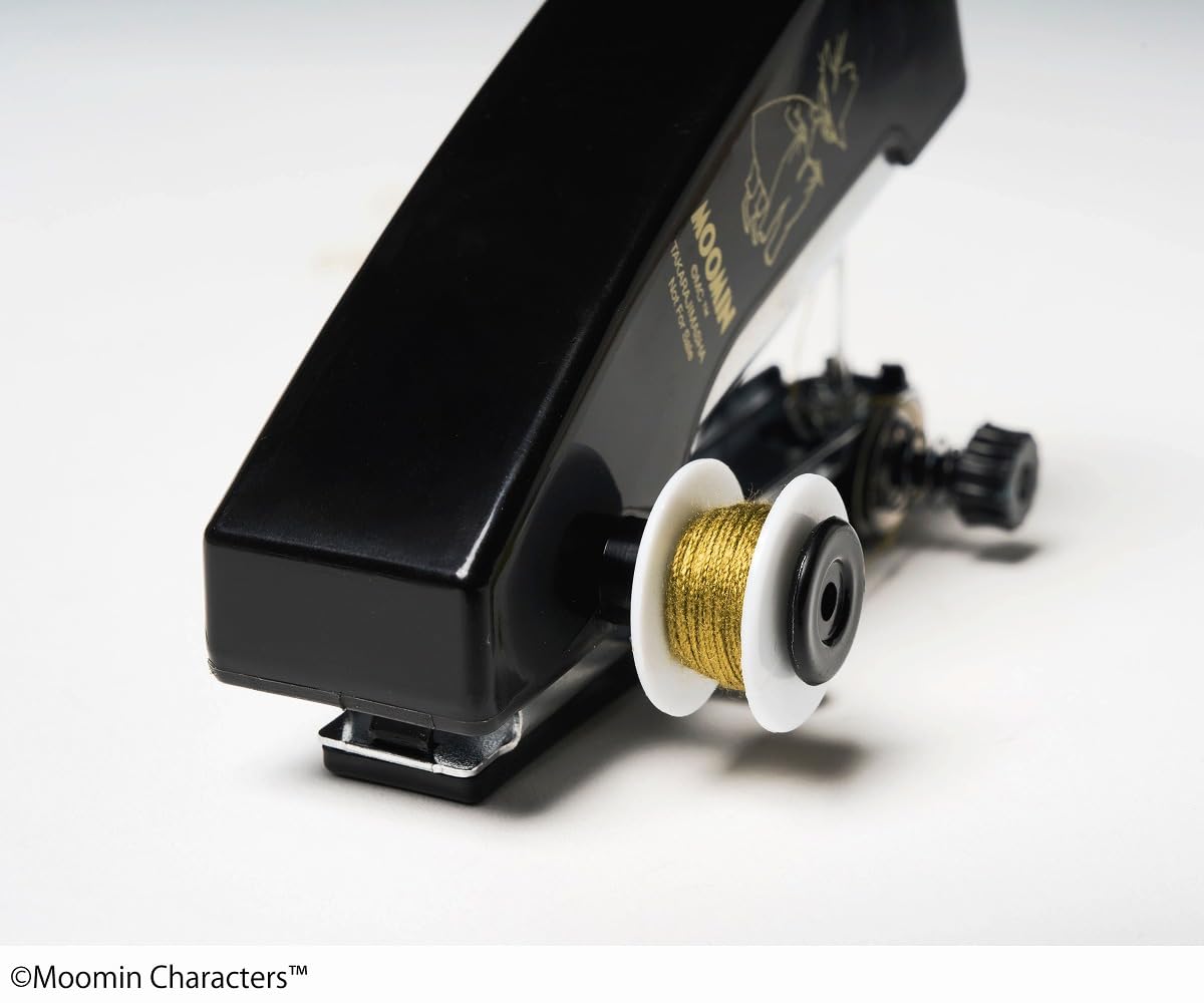 あらかじめセットされている深い緑の糸に加え、糸切はさみ、糸通し、リフィルの糸（白）、巾着袋が付属。持ち運びに便利な巾着袋はビンテージライクなグリーンカラー