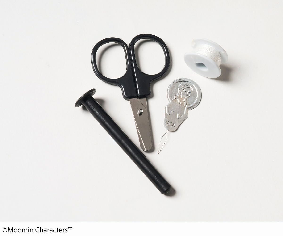 あらかじめセットされている深い緑の糸に加え、糸切はさみ、糸通し、リフィルの糸（白）、巾着袋が付属。持ち運びに便利な巾着袋はビンテージライクなグリーンカラー